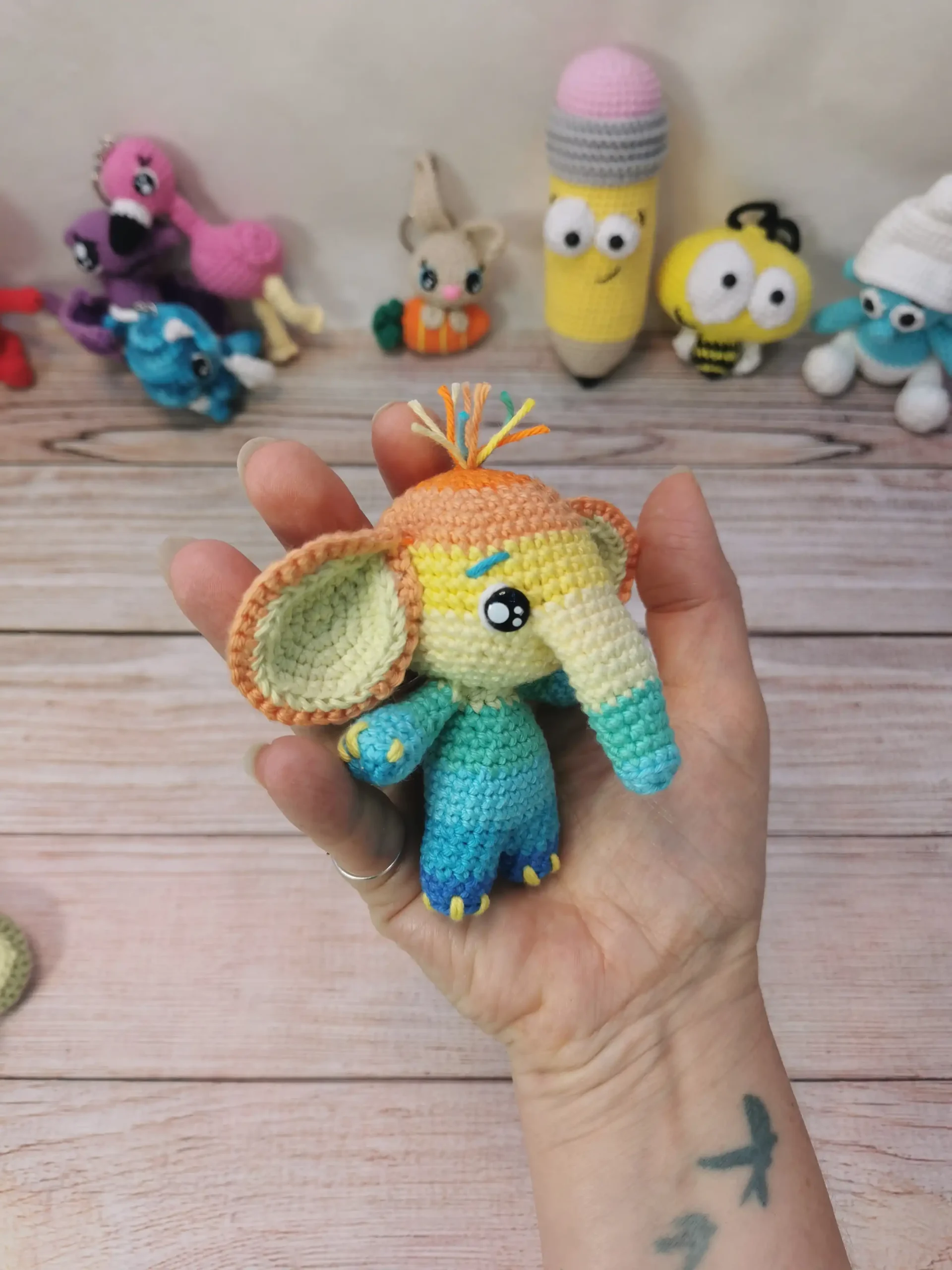 ĂlĂ©phant amigurumi fait main au crochet par La Mu's Heure