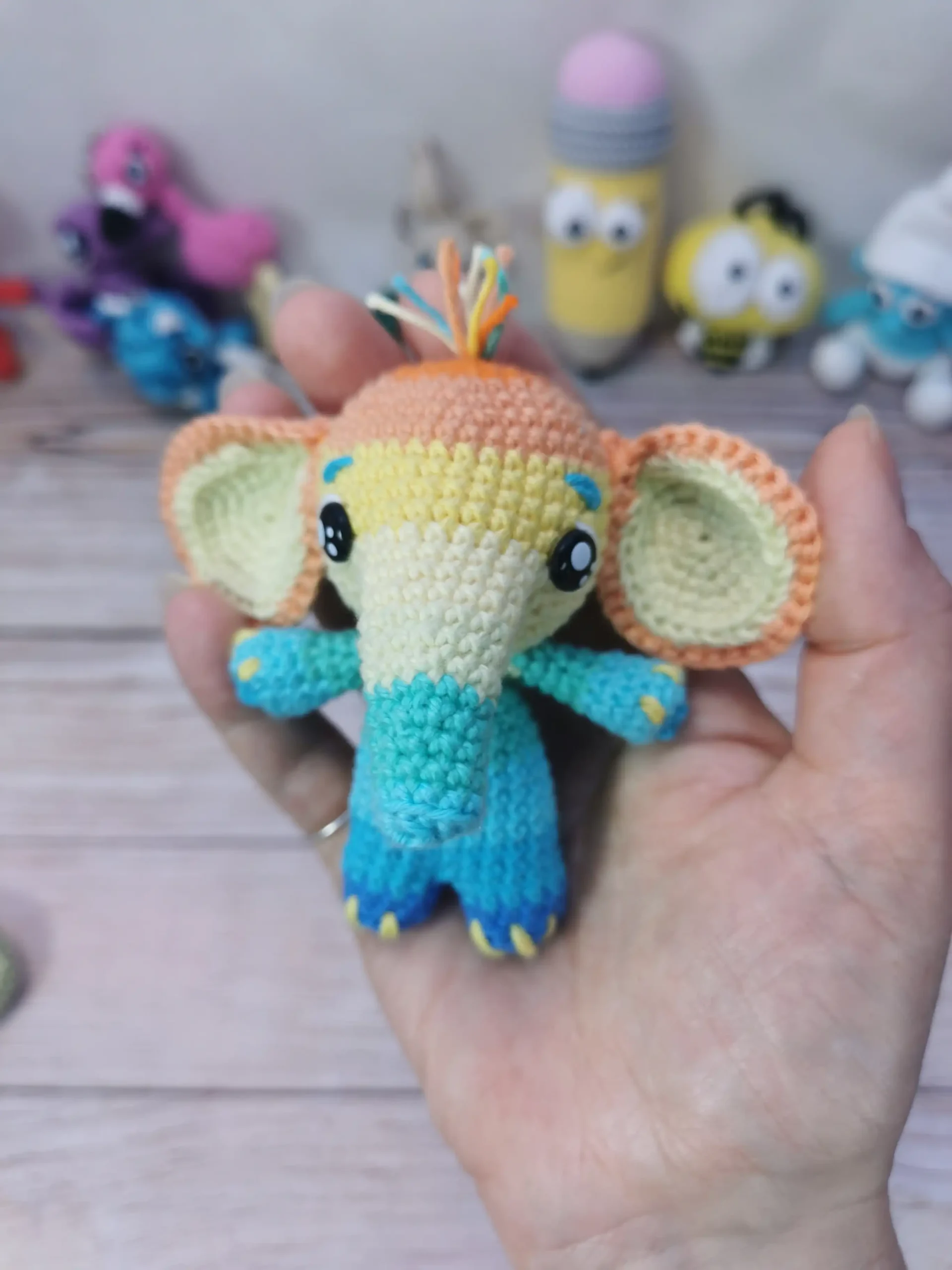 ĂlĂ©phant amigurumi fait main au crochet par La Mu's Heure