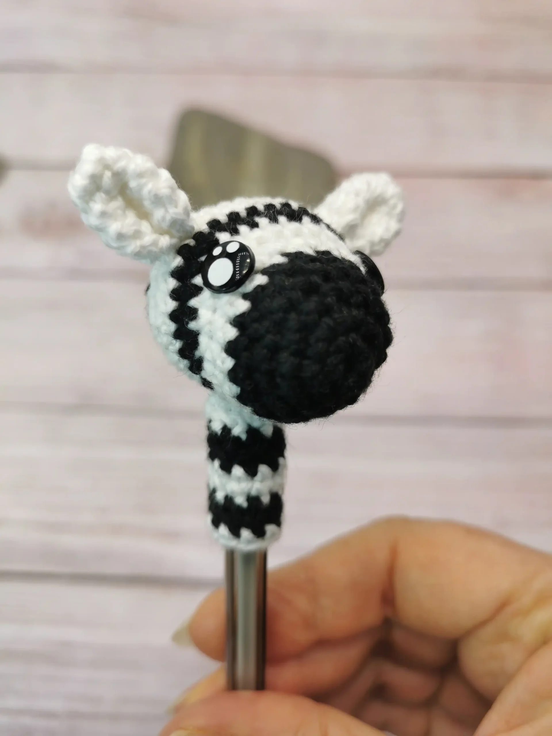 Embout de stylo amigurumi fait main au crochet par La Mu's Heure