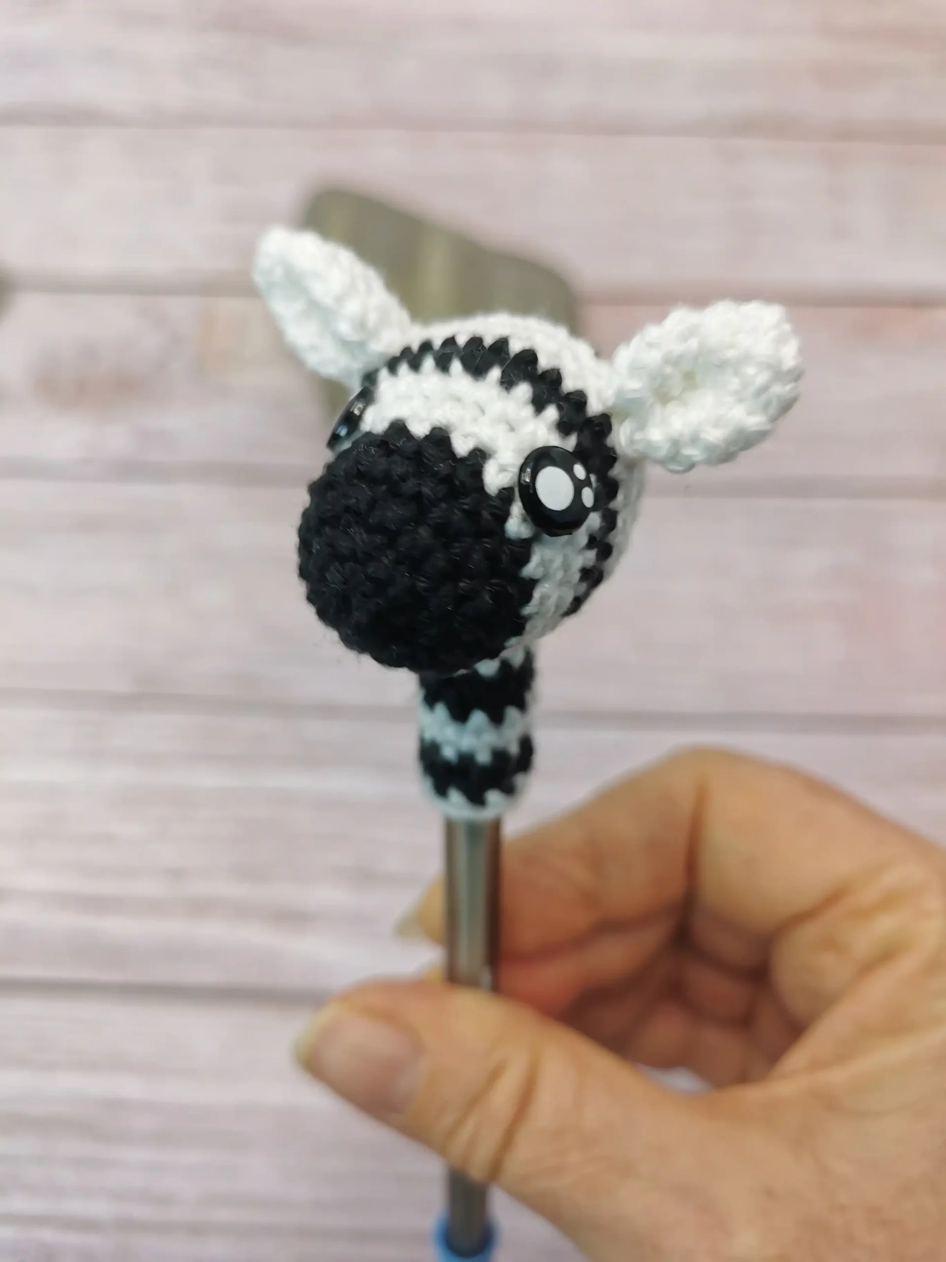Embout de stylo amigurumi fait main au crochet par La Mu's Heure