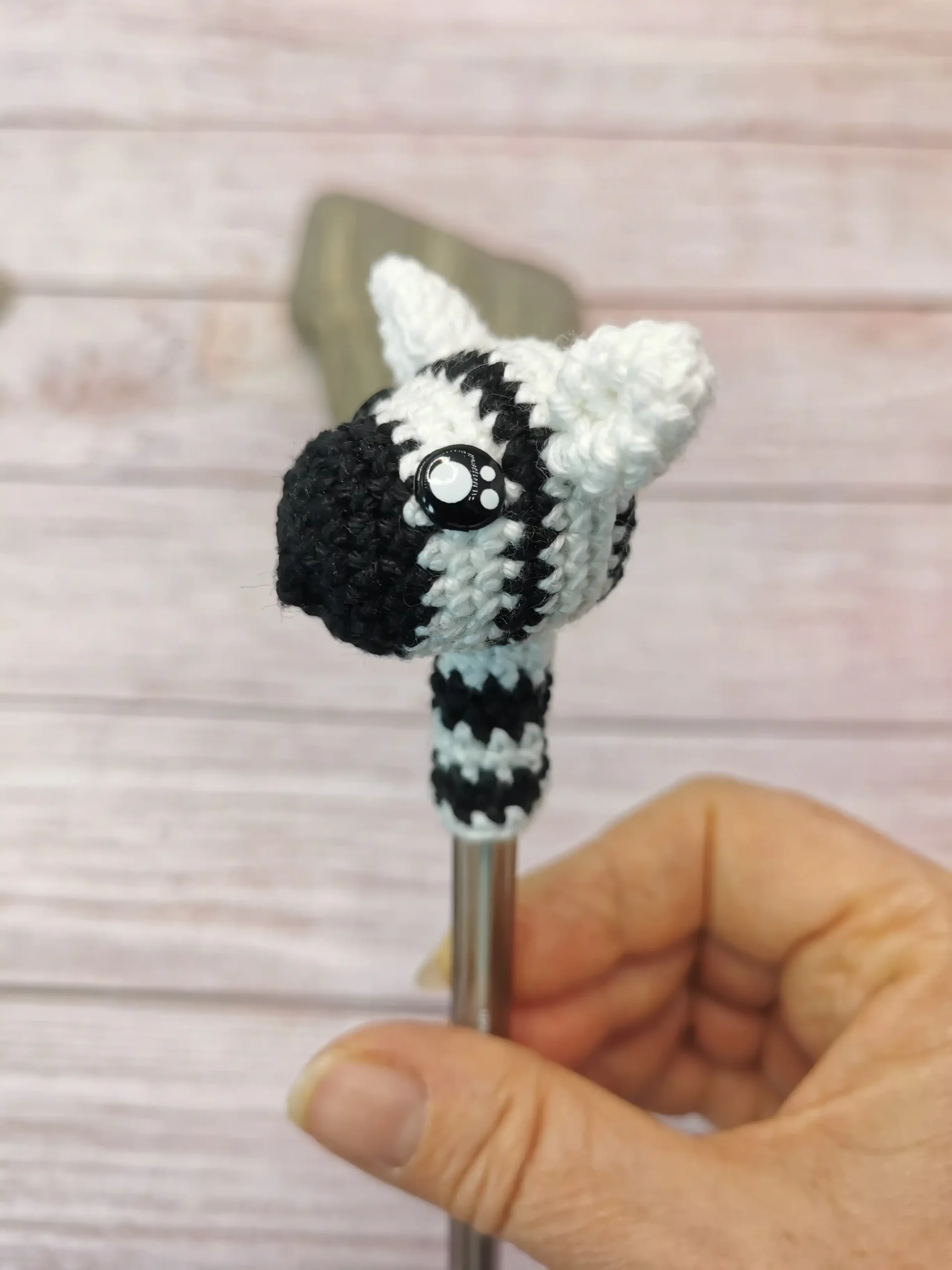 Embout de stylo amigurumi fait main au crochet par La Mu's Heure
