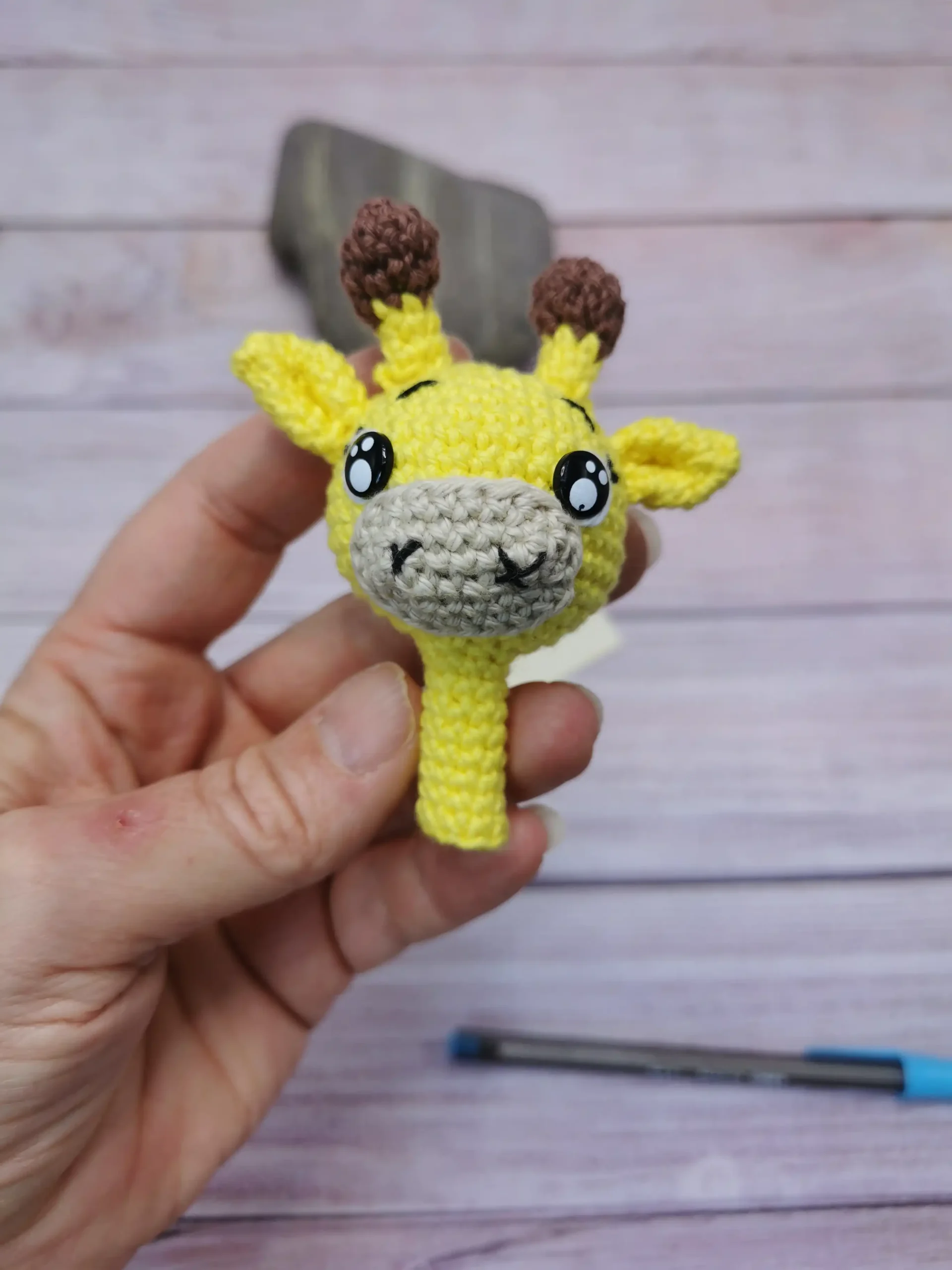 Embout de stylo amigurumi fait main au crochet par La Mu's Heure