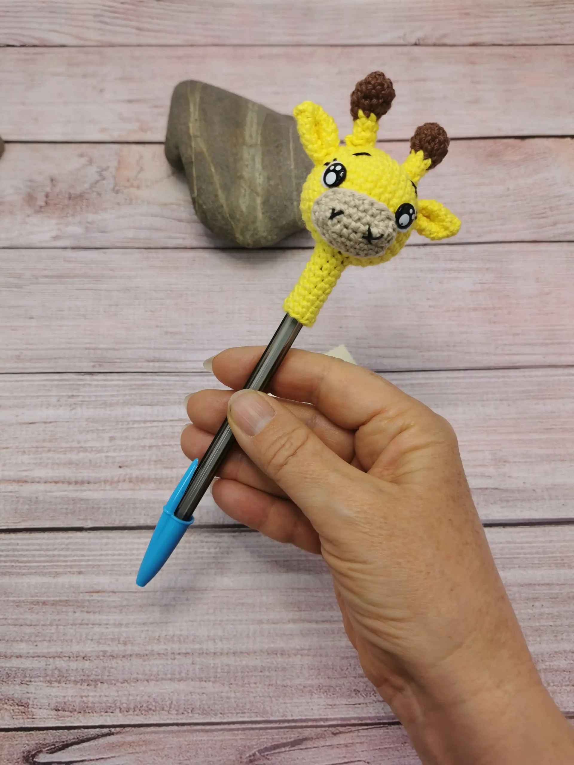 Embout de stylo amigurumi fait main au crochet par La Mu's Heure