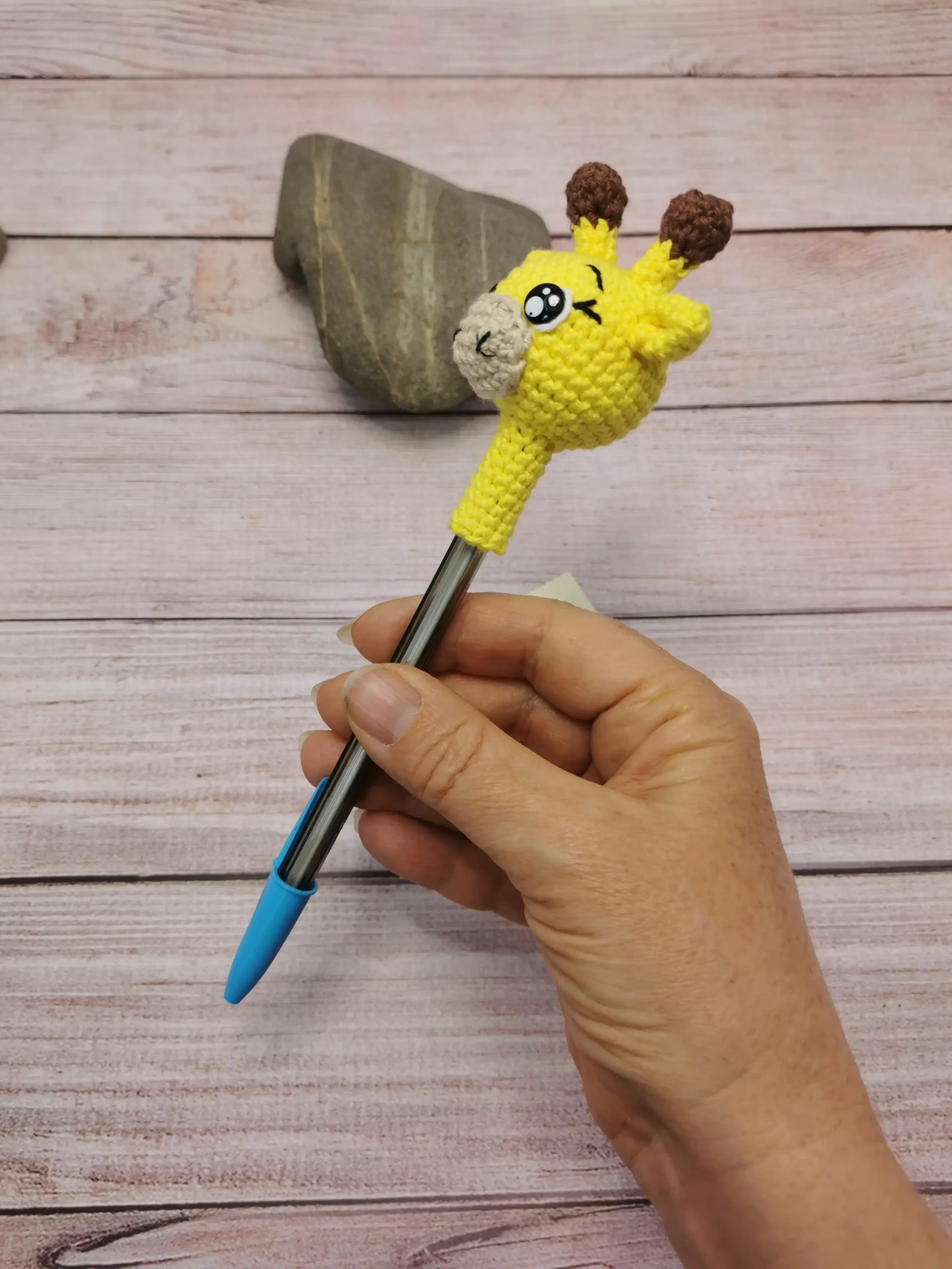 Embout de stylo amigurumi fait main au crochet par La Mu's Heure