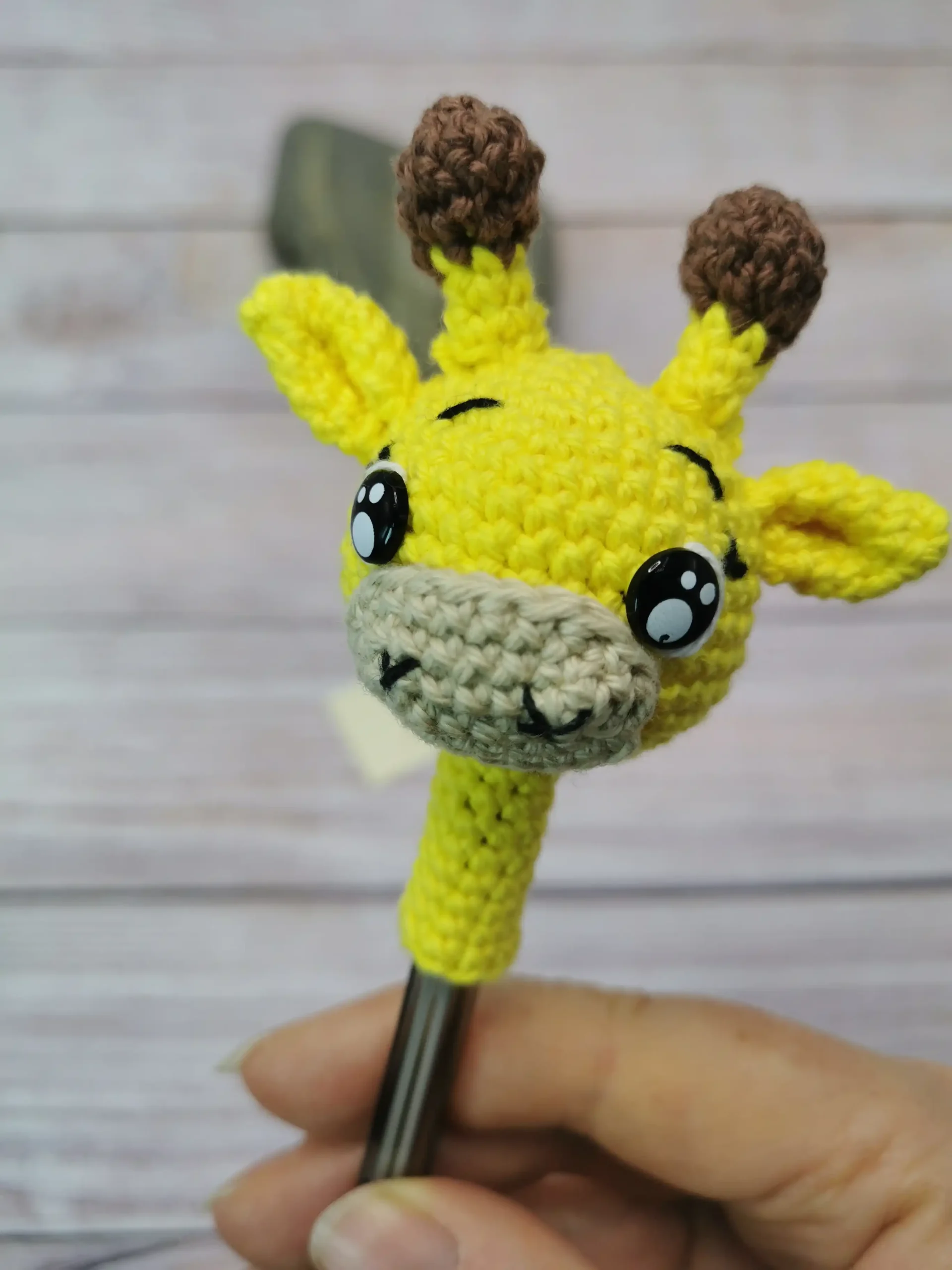 Embout de stylo amigurumi fait main au crochet par La Mu's Heure