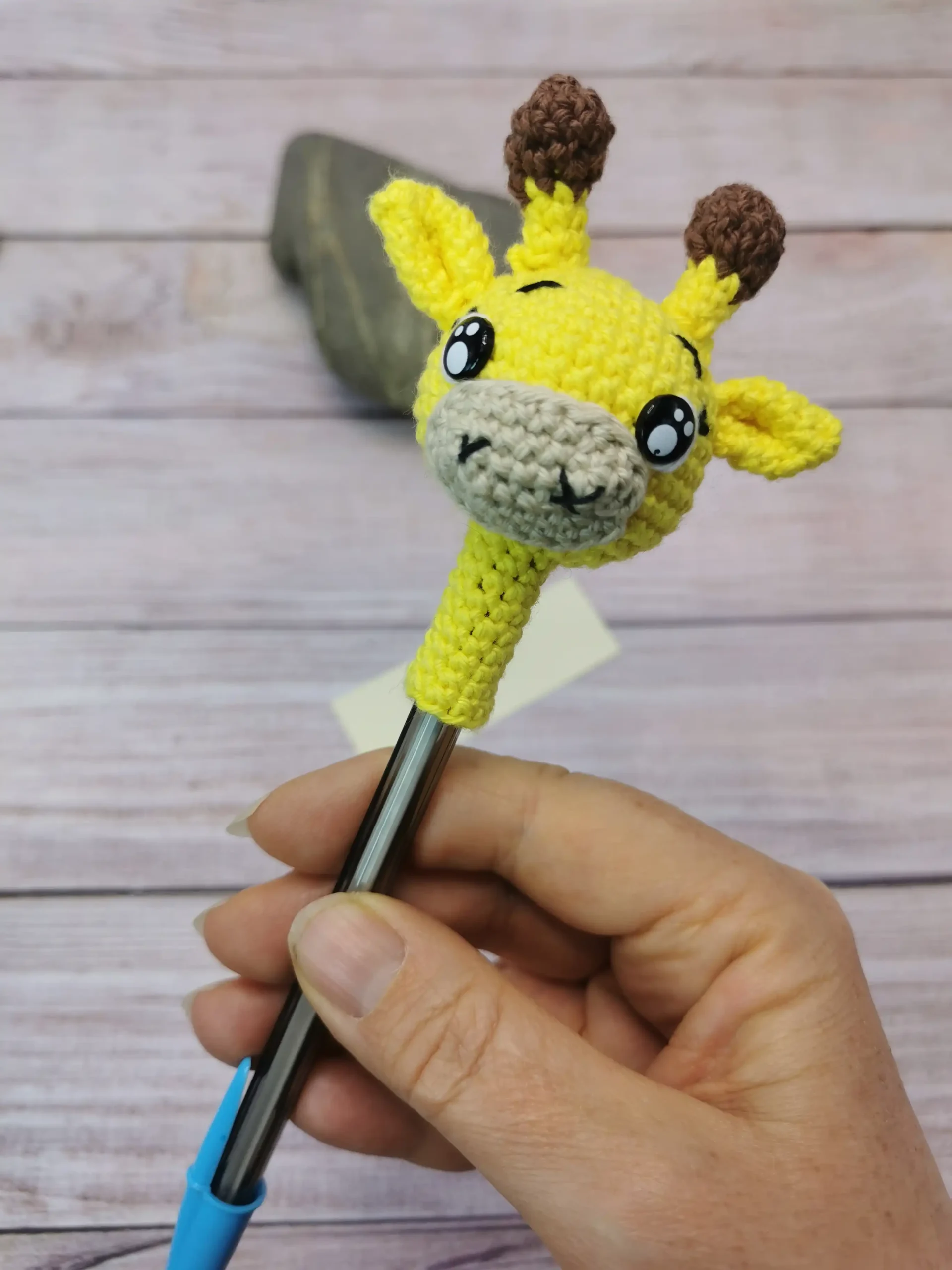 Embout de stylo amigurumi fait main au crochet par La Mu's Heure