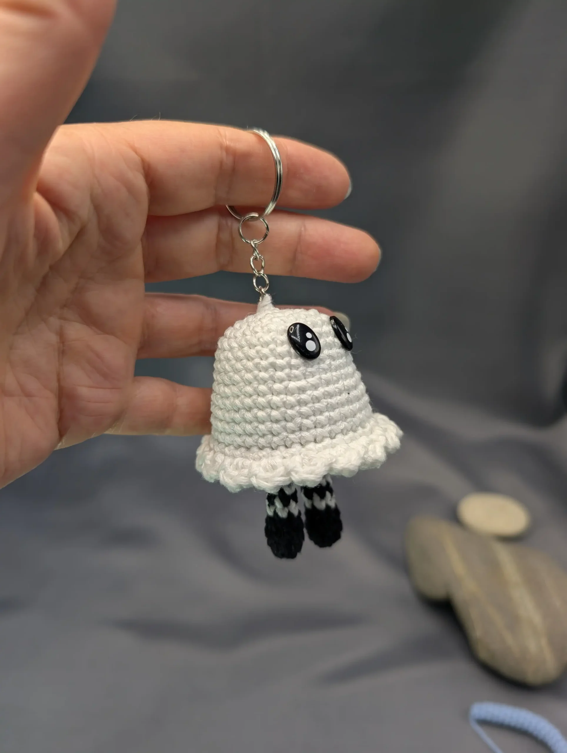 fantôme qui brille amigurumi fait main au crochet par La Mu's heure