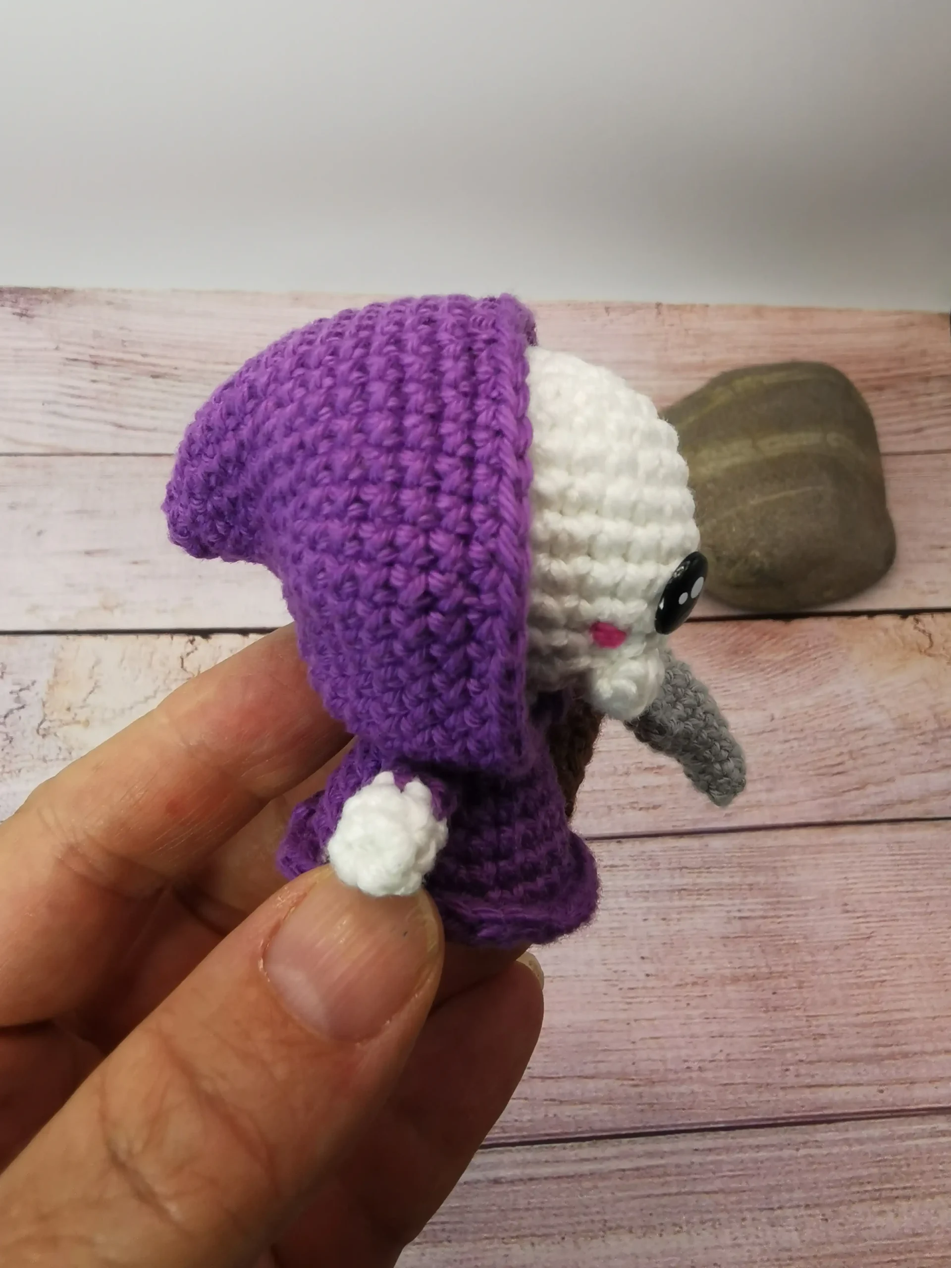 Faucheuse/Ripper en porte-clés amigurumi kawaii, conçu à la main au crochet par La Mu's heure