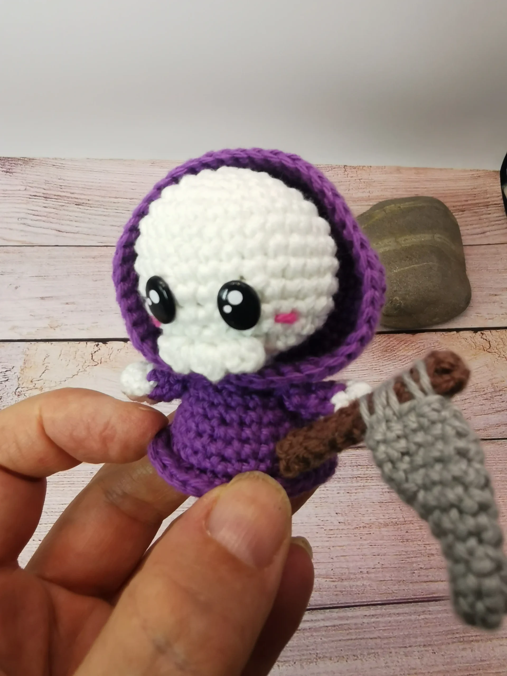 Faucheuse/Ripper en porte-clés amigurumi kawaii, conçu à la main au crochet par La Mu's heure