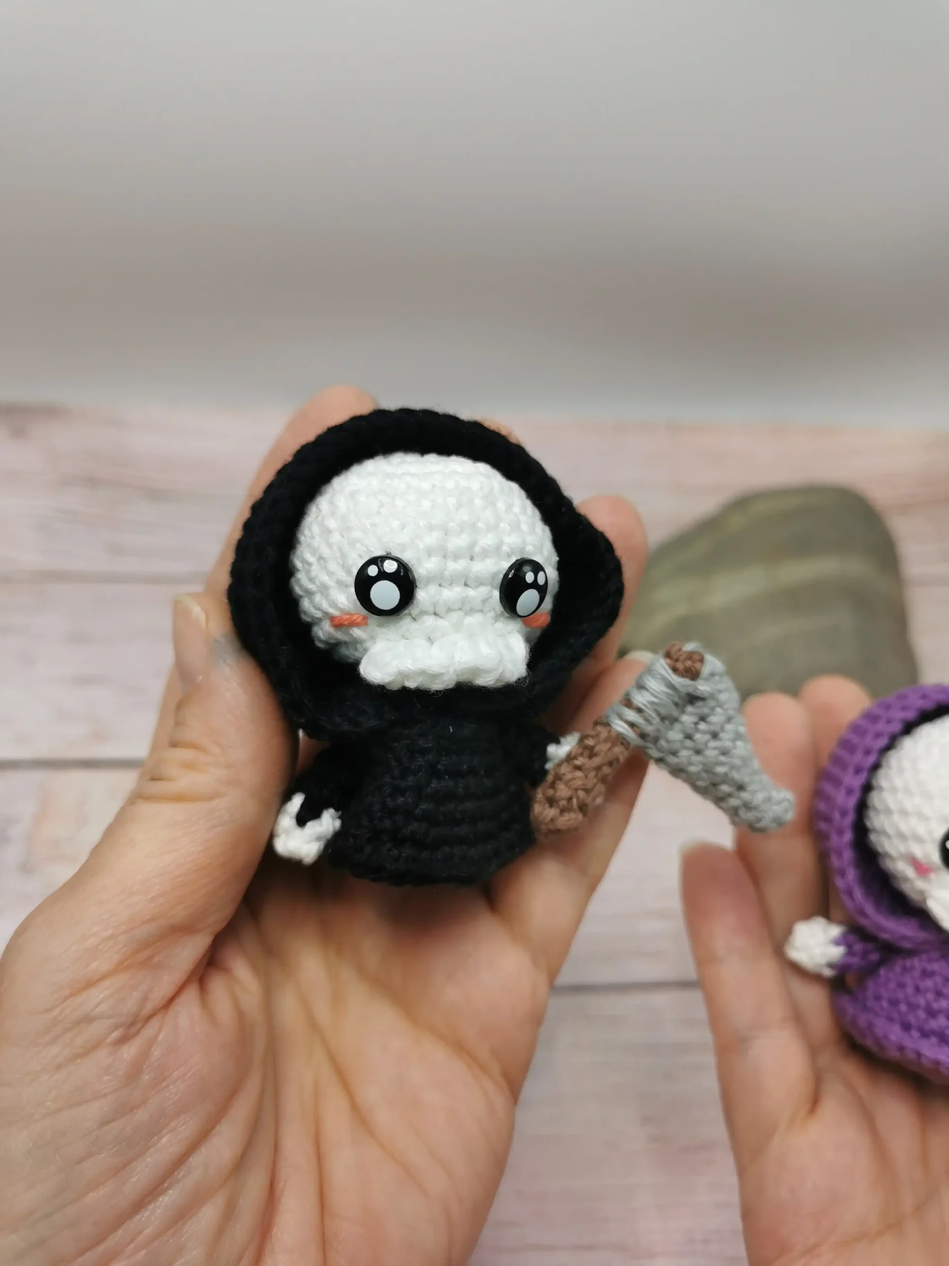 Faucheuse/Ripper en porte-clés amigurumi kawaii, conçu à la main au crochet par La Mu's heure