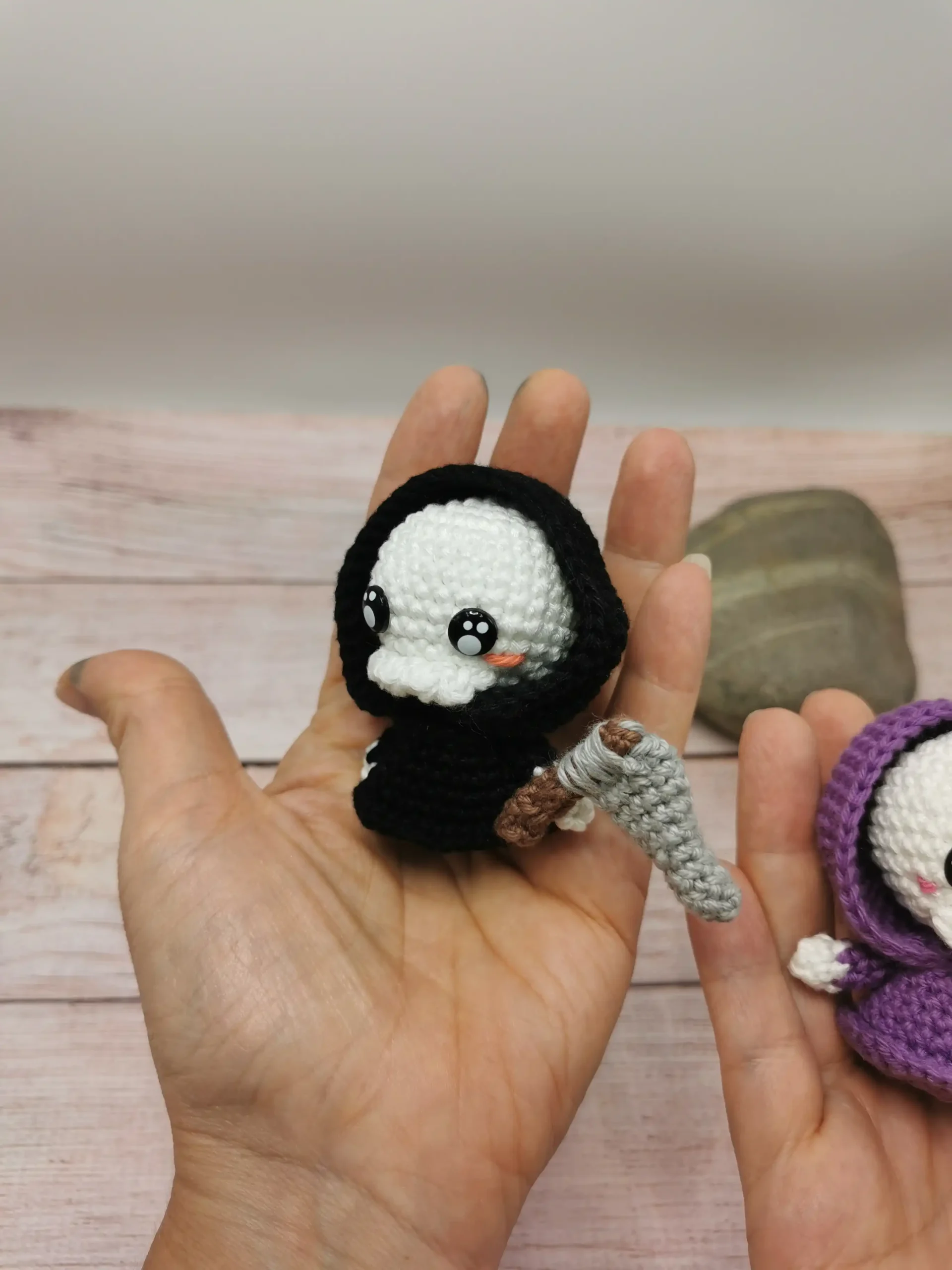Faucheuse/Ripper en porte-clés amigurumi kawaii, conçu à la main au crochet par La Mu's heure