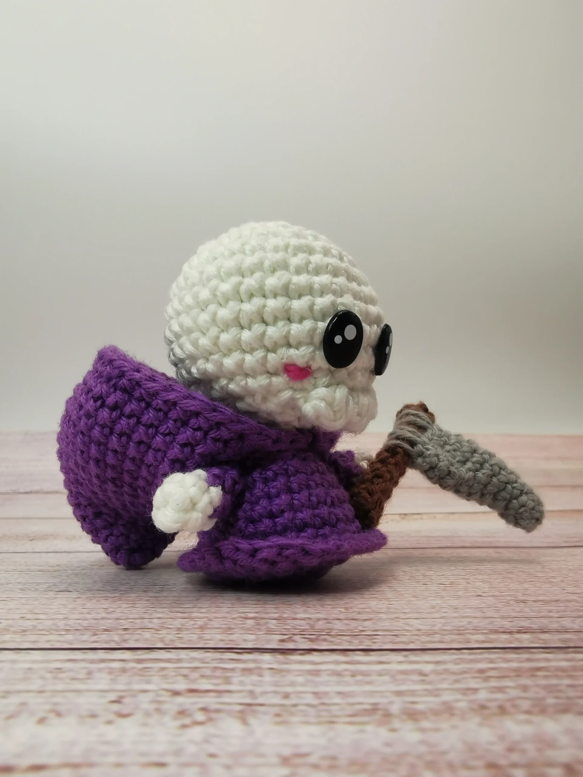 Faucheuse/Ripper en porte-clés amigurumi kawaii, conçu à la main au crochet par La Mu's heure