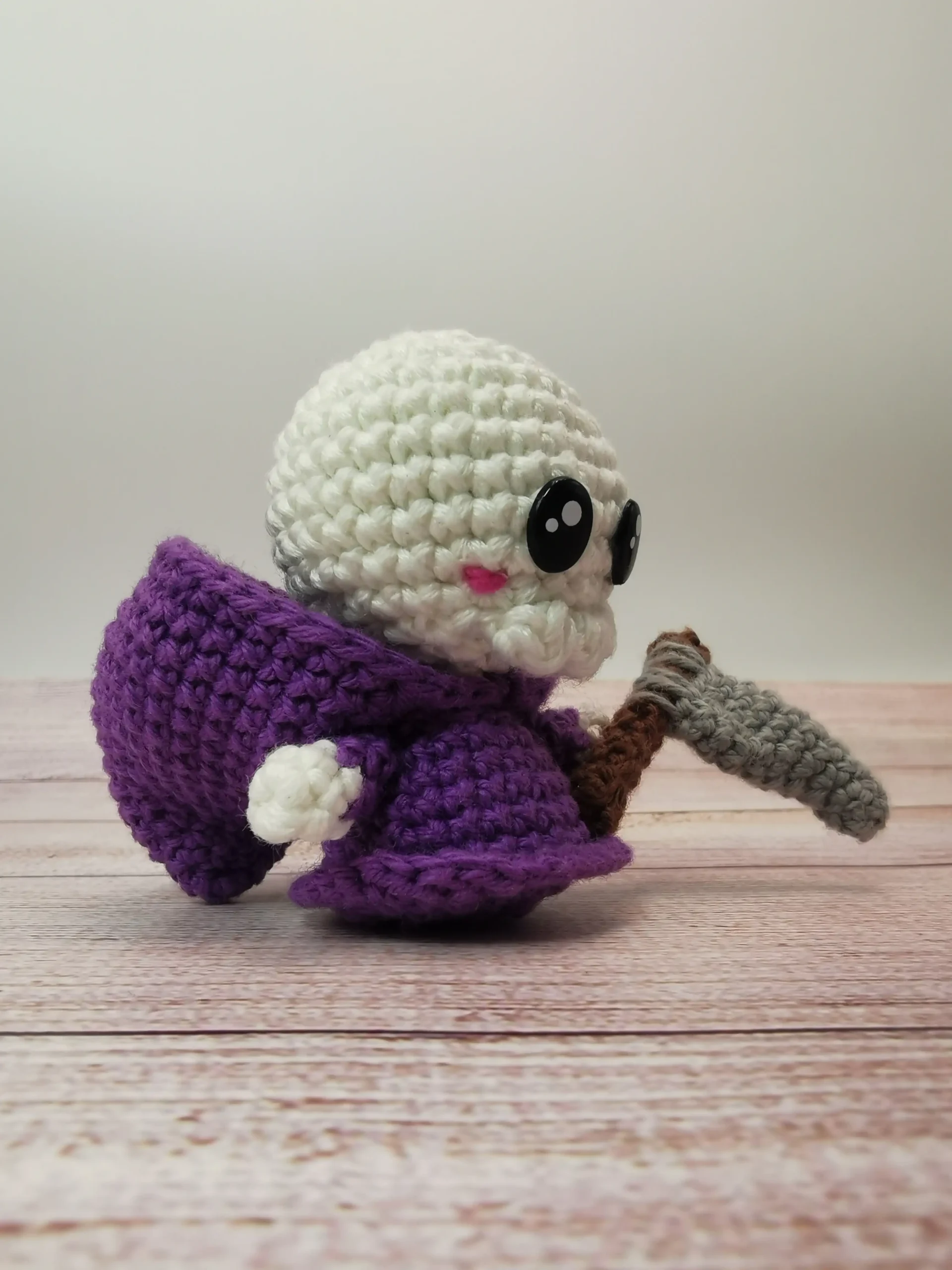 Faucheuse/Ripper en porte-clés amigurumi kawaii, conçu à la main au crochet par La Mu's heure