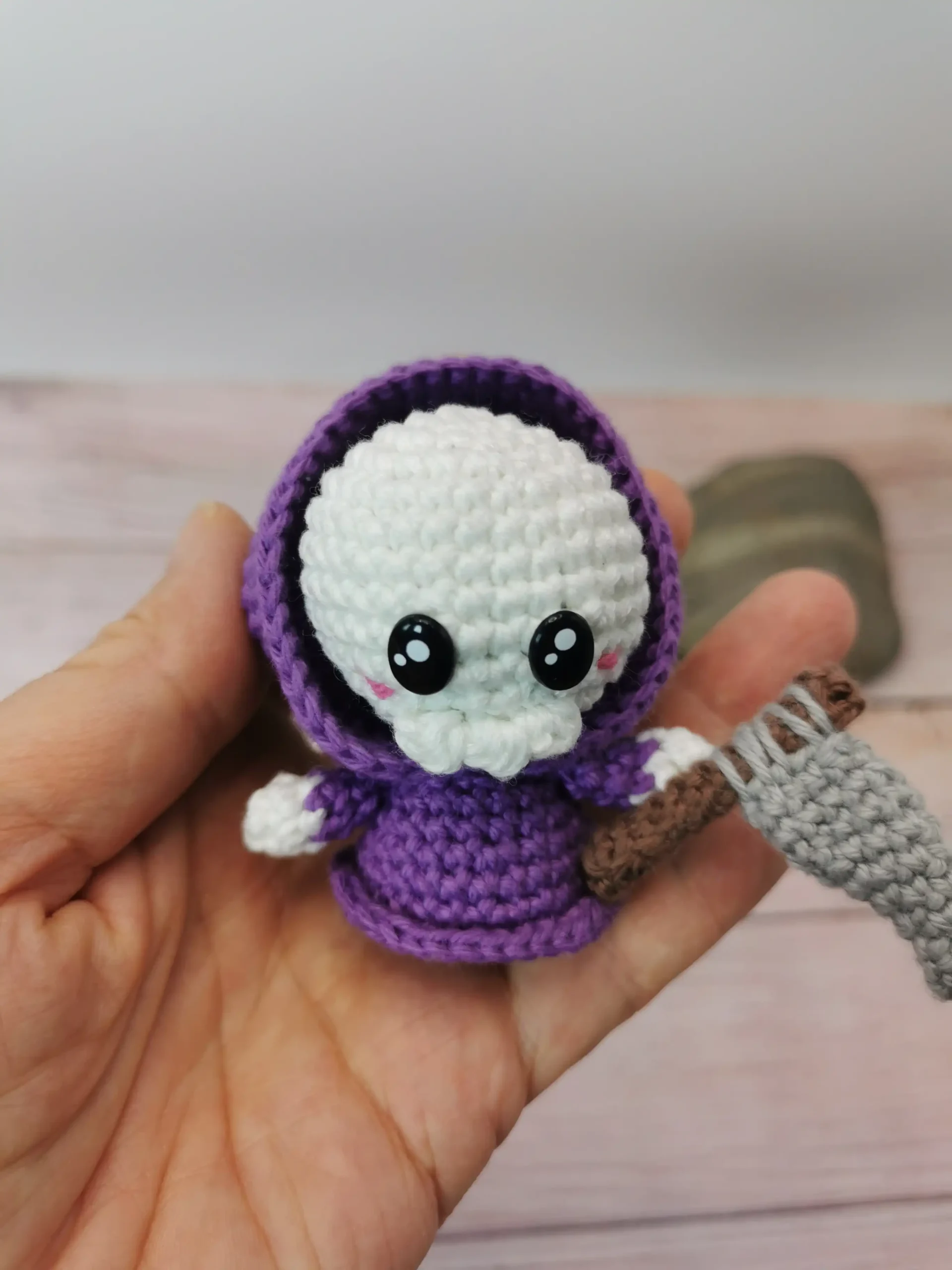 Faucheuse/Ripper en porte-clés amigurumi kawaii, conçu à la main au crochet par La Mu's heure