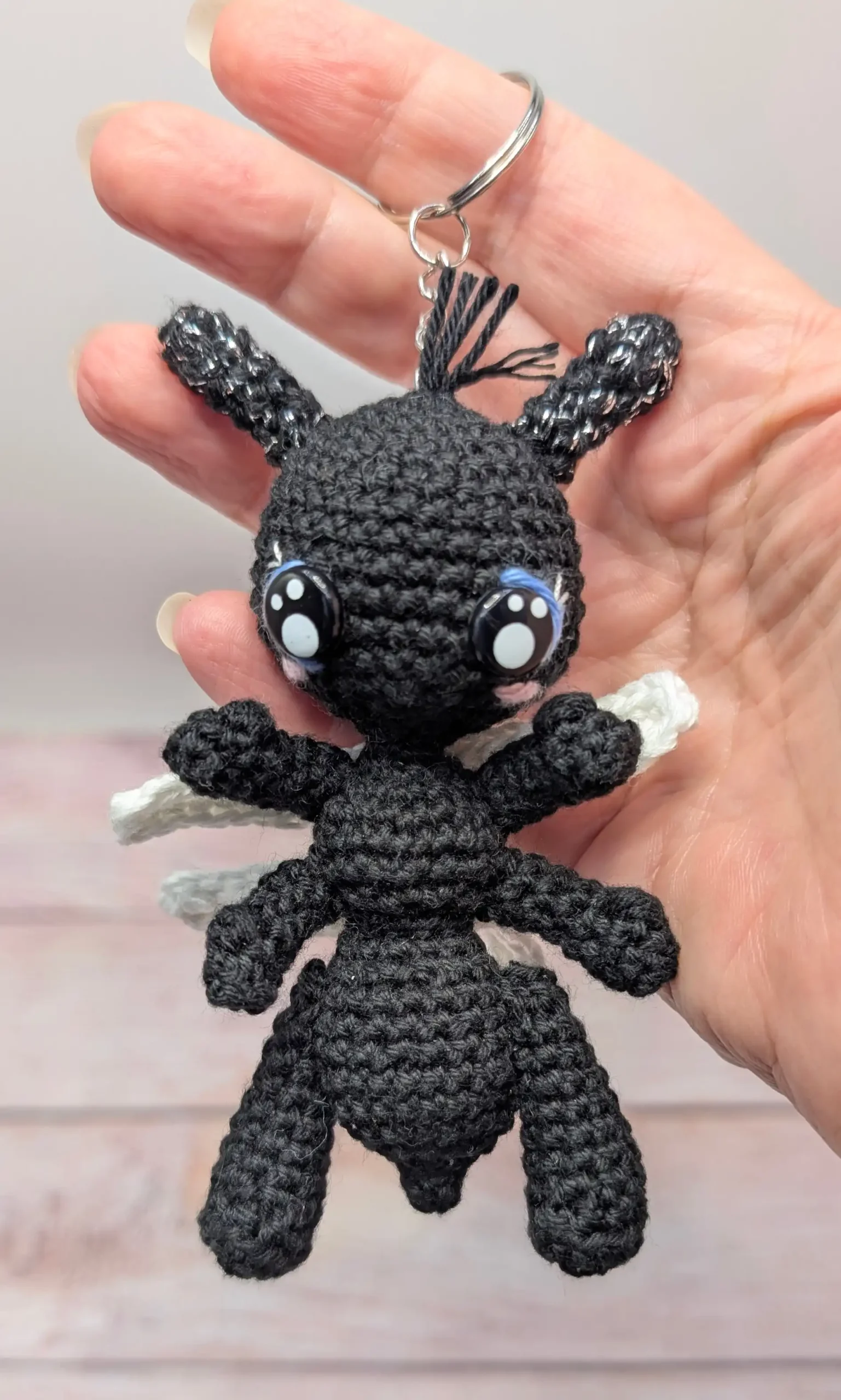 Fourmi noire amigurumi fait main au crochet par La Mu's Heure