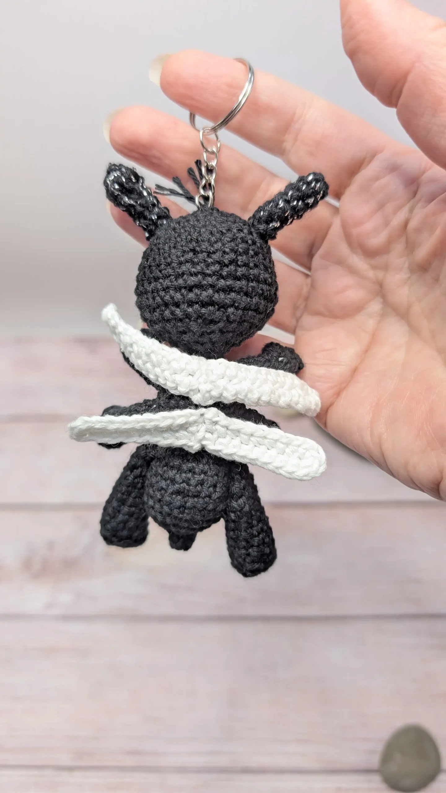 Fourmi noire amigurumi fait main au crochet par La Mu's Heure