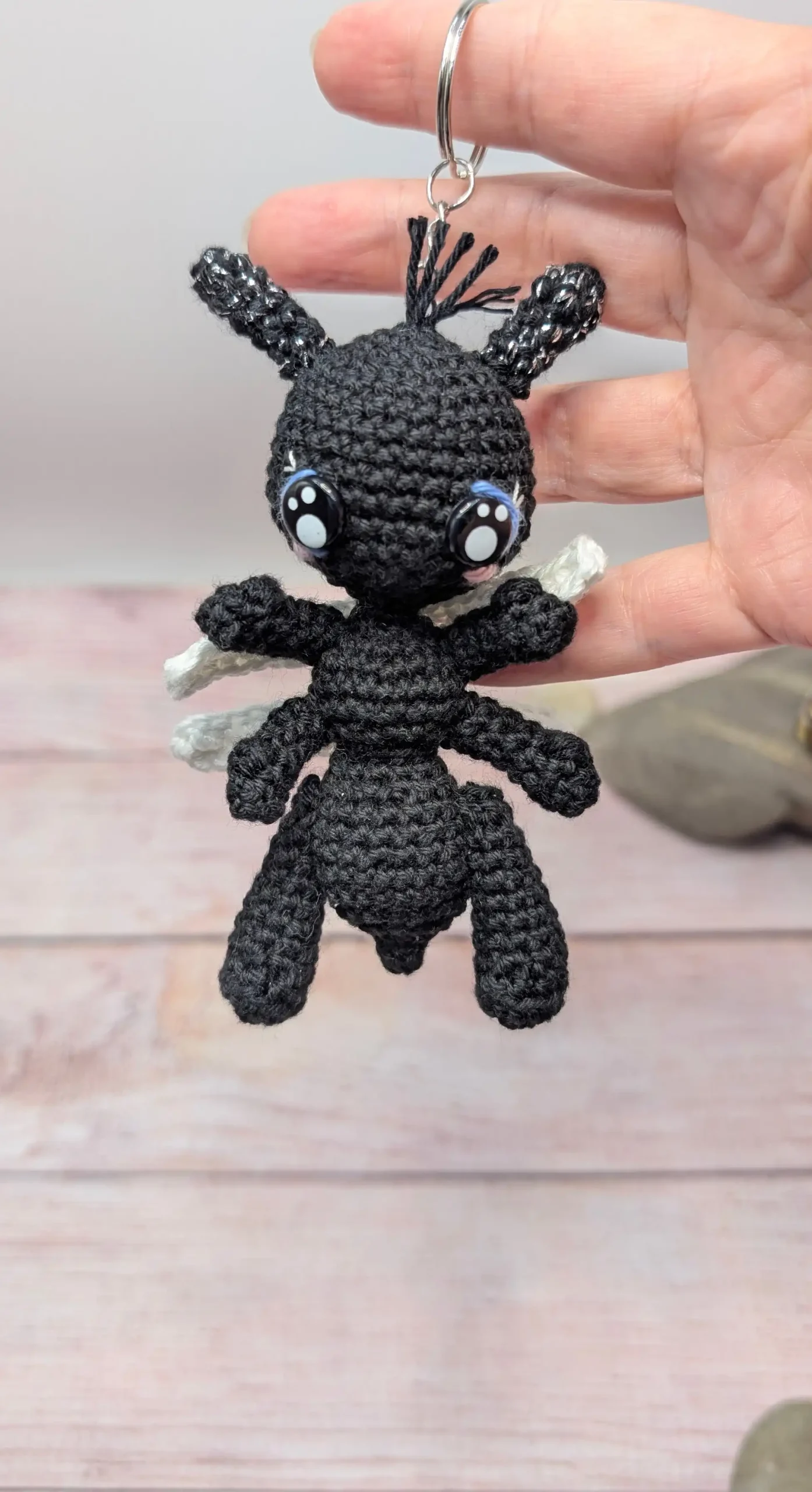 Fourmi noire amigurumi fait main au crochet par La Mu's Heure