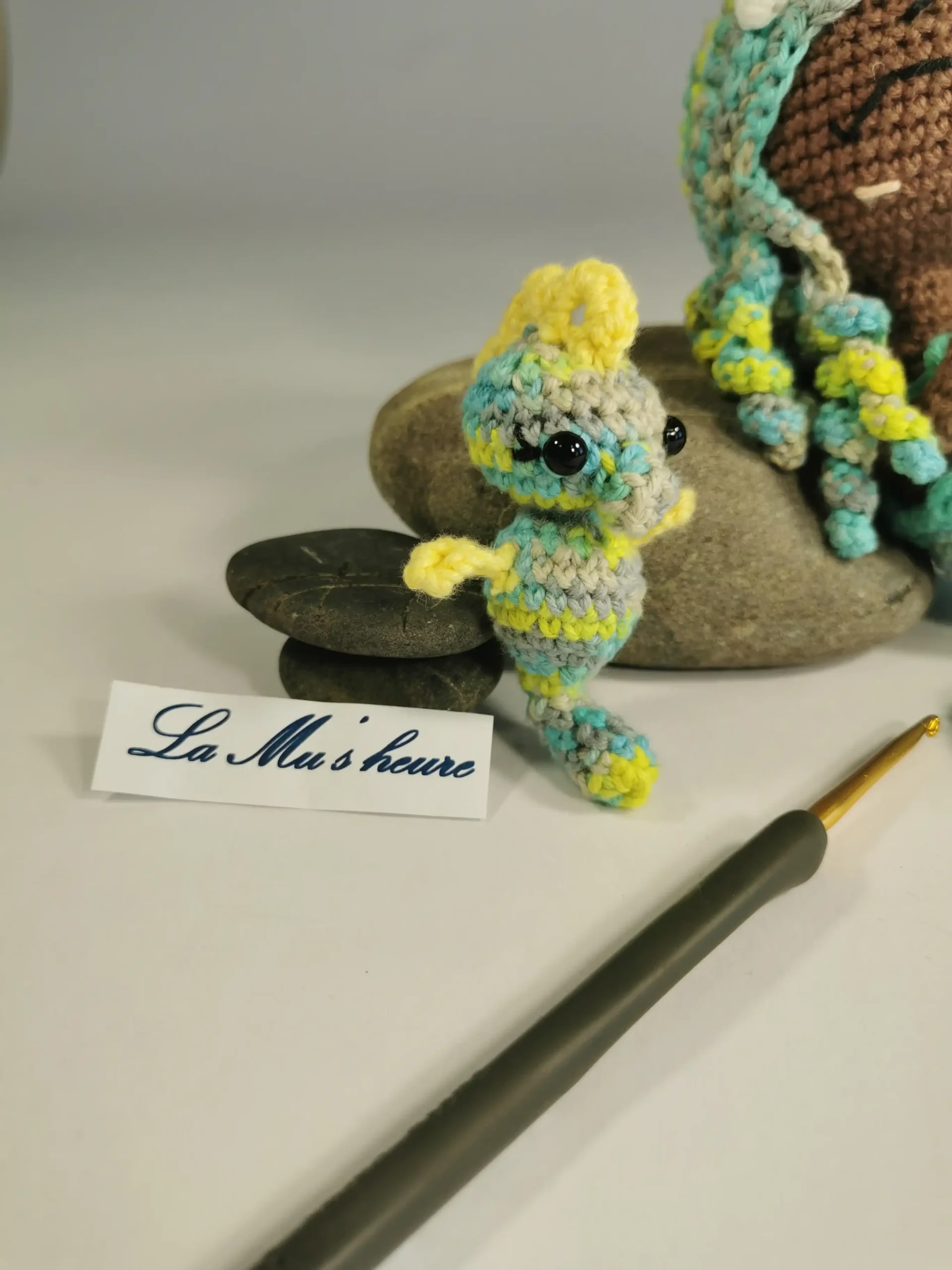 hippocampe amigurumi fait main au crochet par La Mu's heure