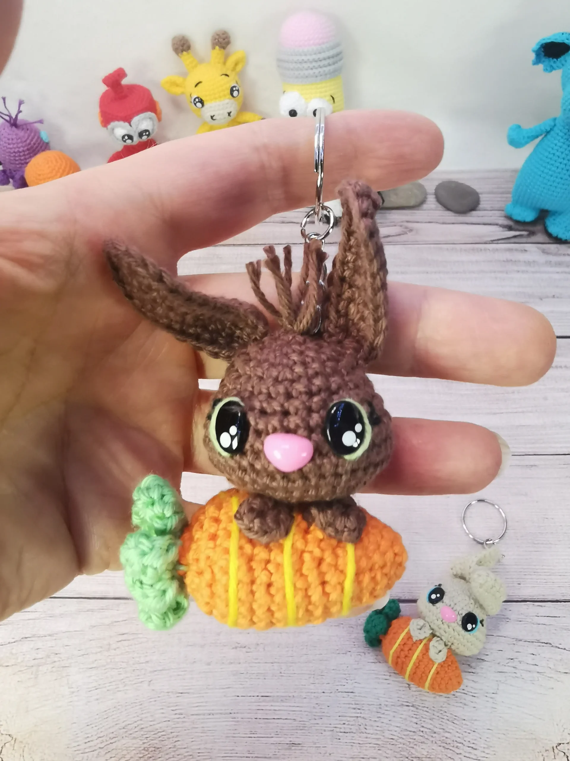 porte clé lapin et sa carotte fait main au crochet par La Mu's heure