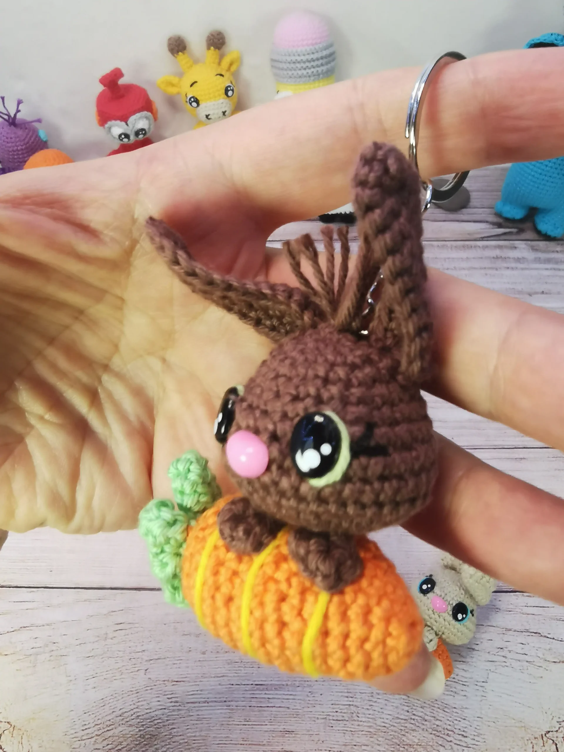 porte clé lapin et sa carotte fait main au crochet par La Mu's heure