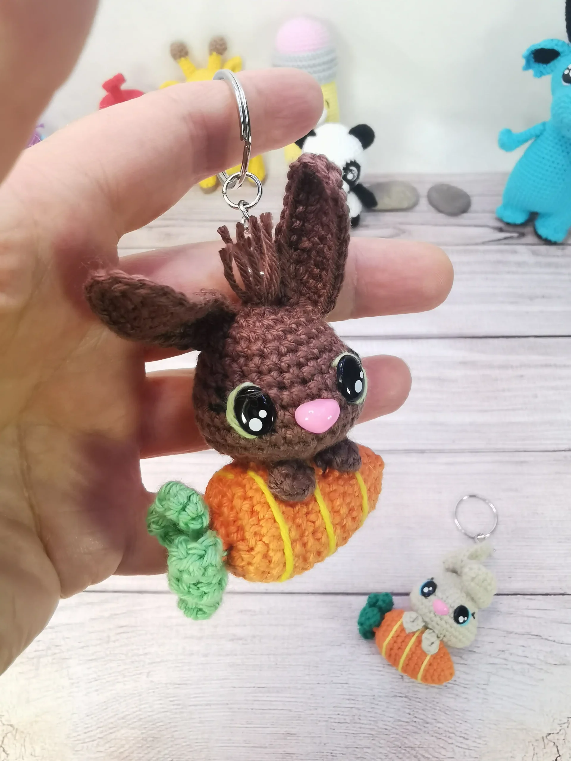 porte clé lapin et sa carotte fait main au crochet par La Mu's heure