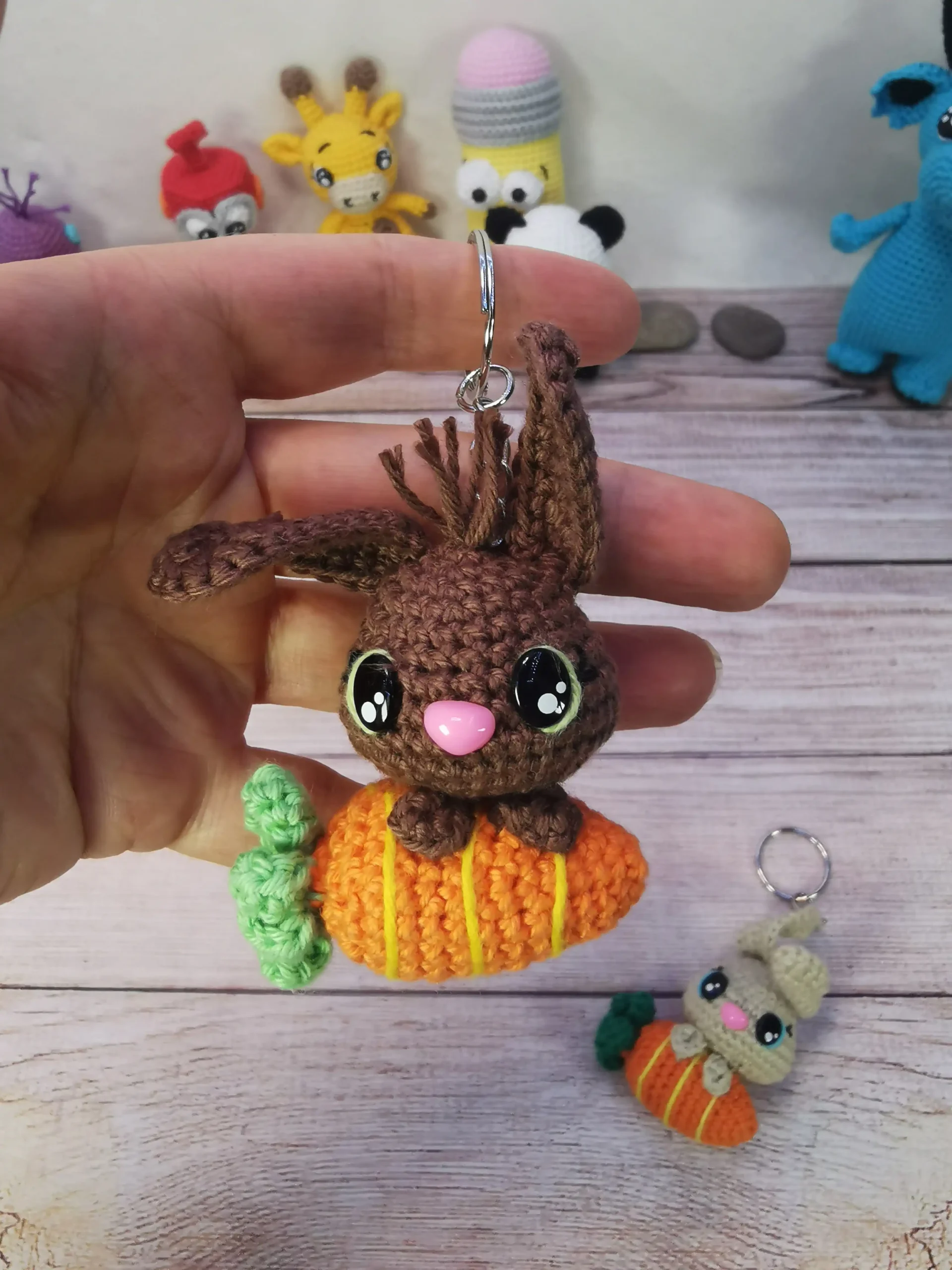 porte clé lapin et sa carotte fait main au crochet par La Mu's heure