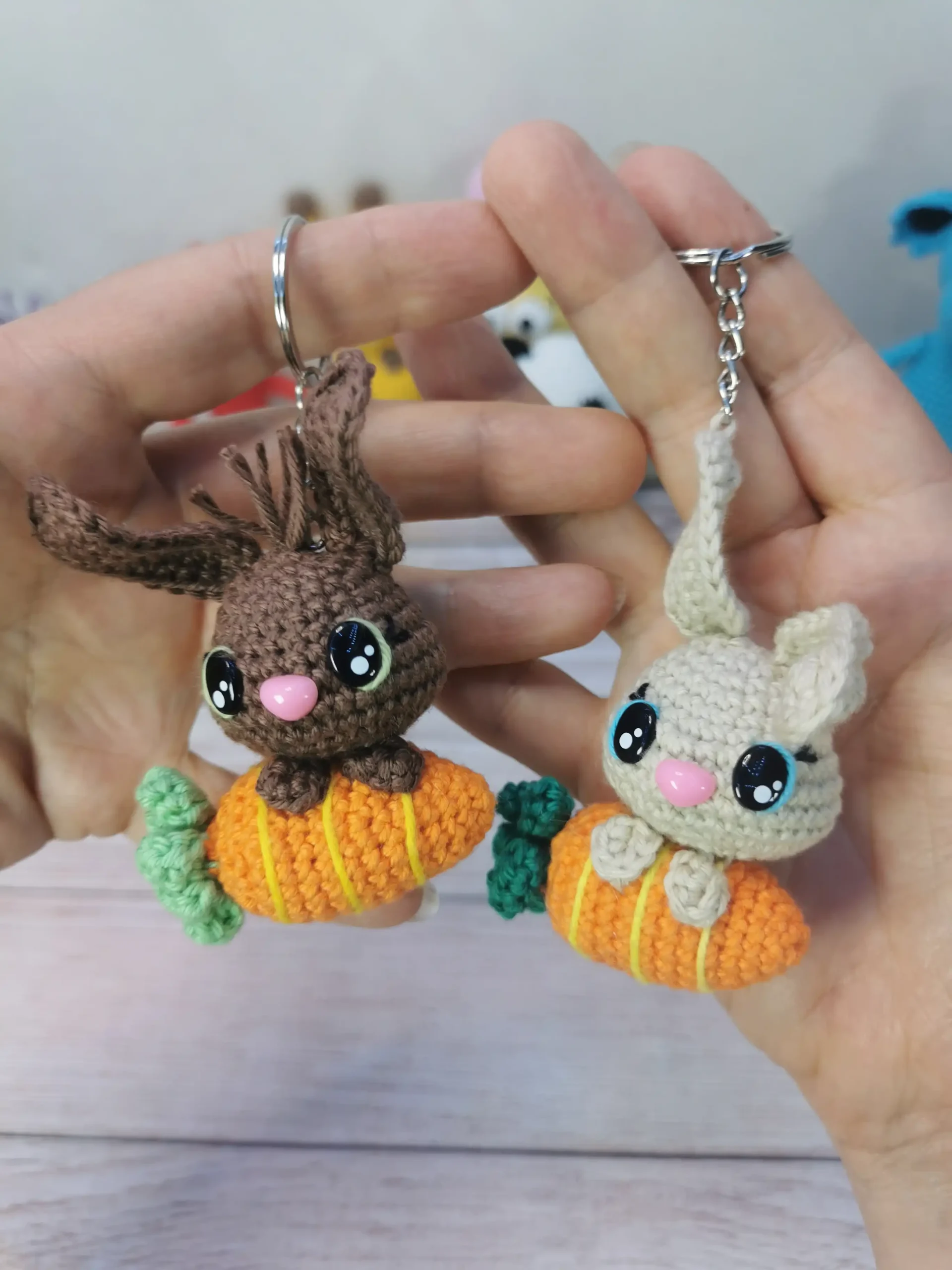 porte clé lapin et sa carotte fait main au crochet par La Mu's heure