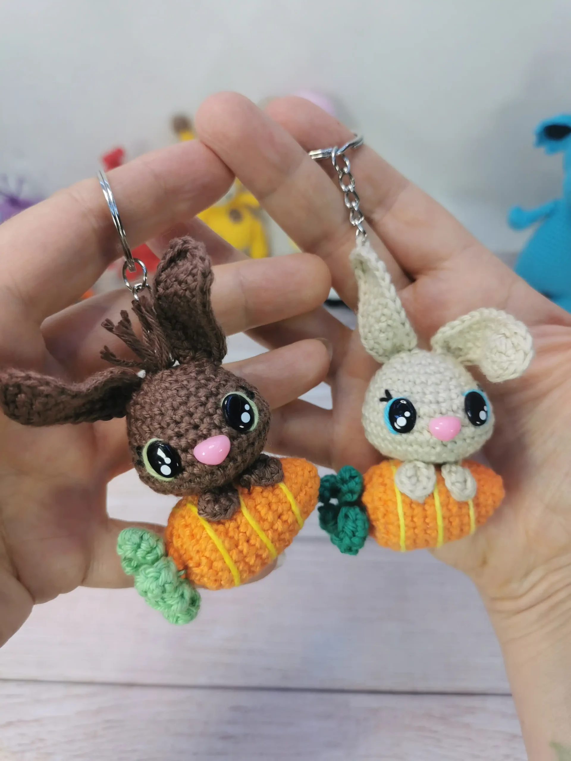 porte clé lapin et sa carotte fait main au crochet par La Mu's heure