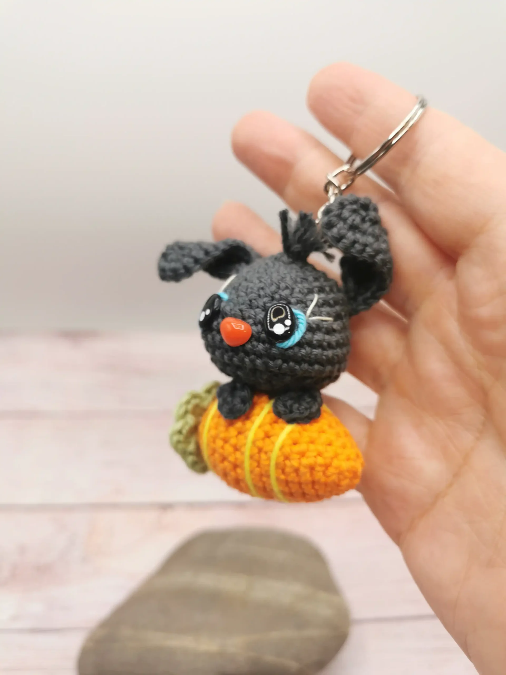 porte clé lapin et sa carotte fait main au crochet par La Mu's heure