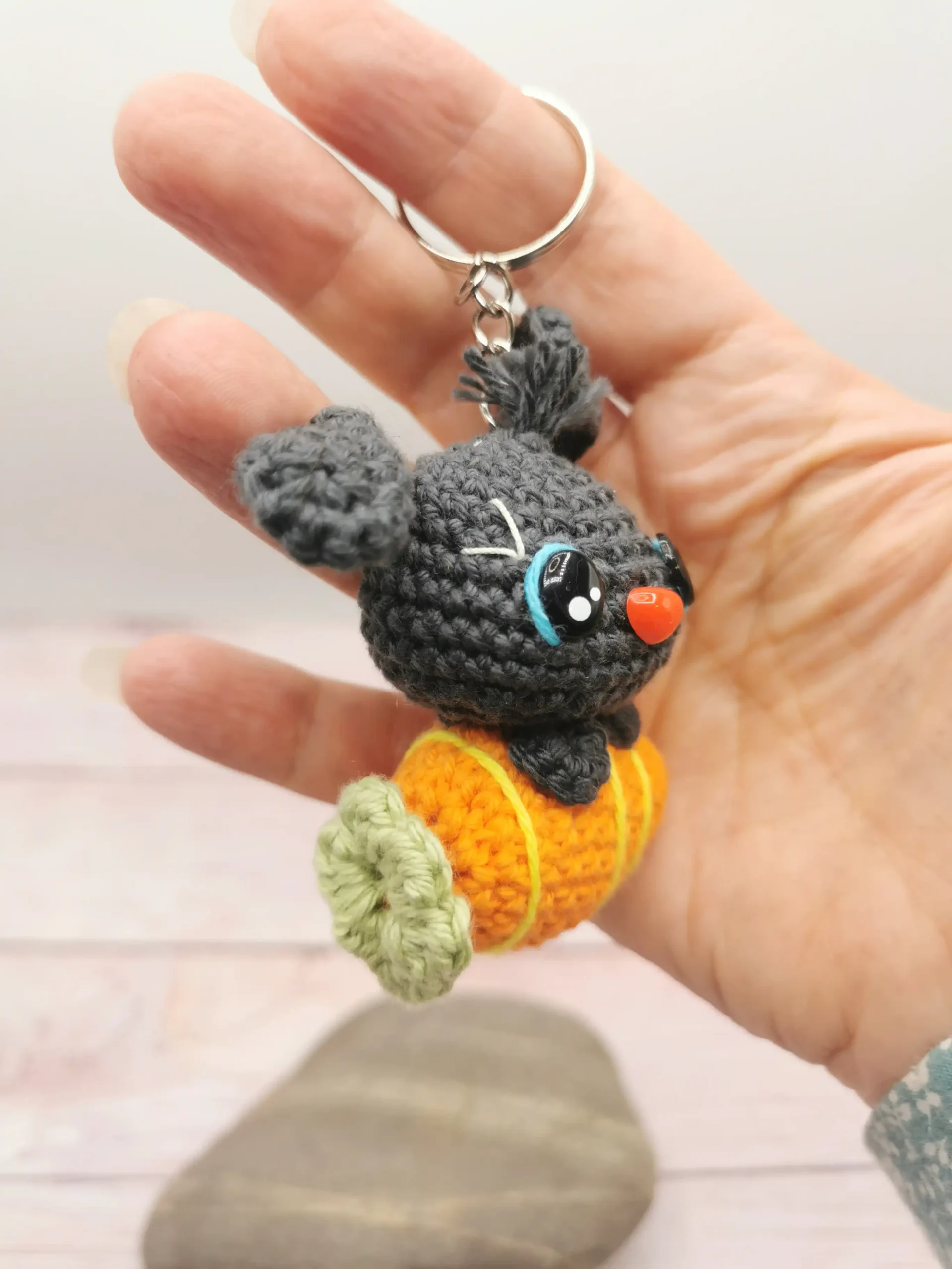 porte clé lapin et sa carotte fait main au crochet par La Mu's heure