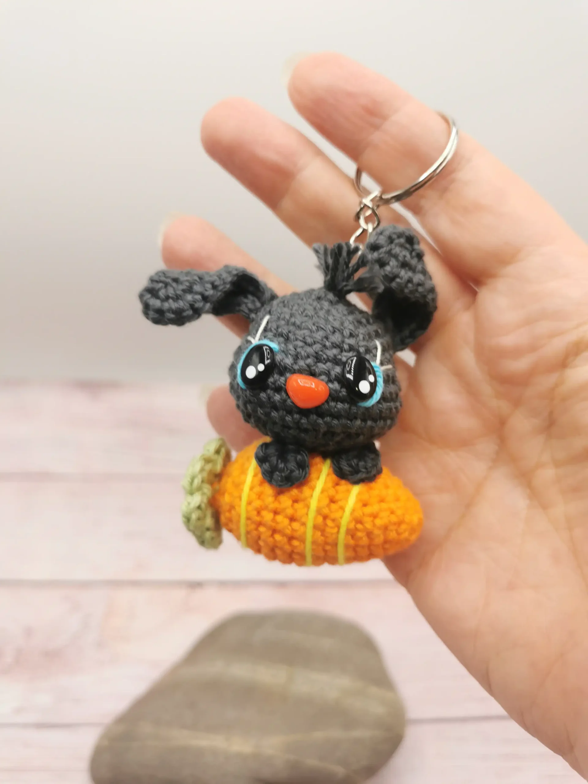 porte clé lapin et sa carotte fait main au crochet par La Mu's heure