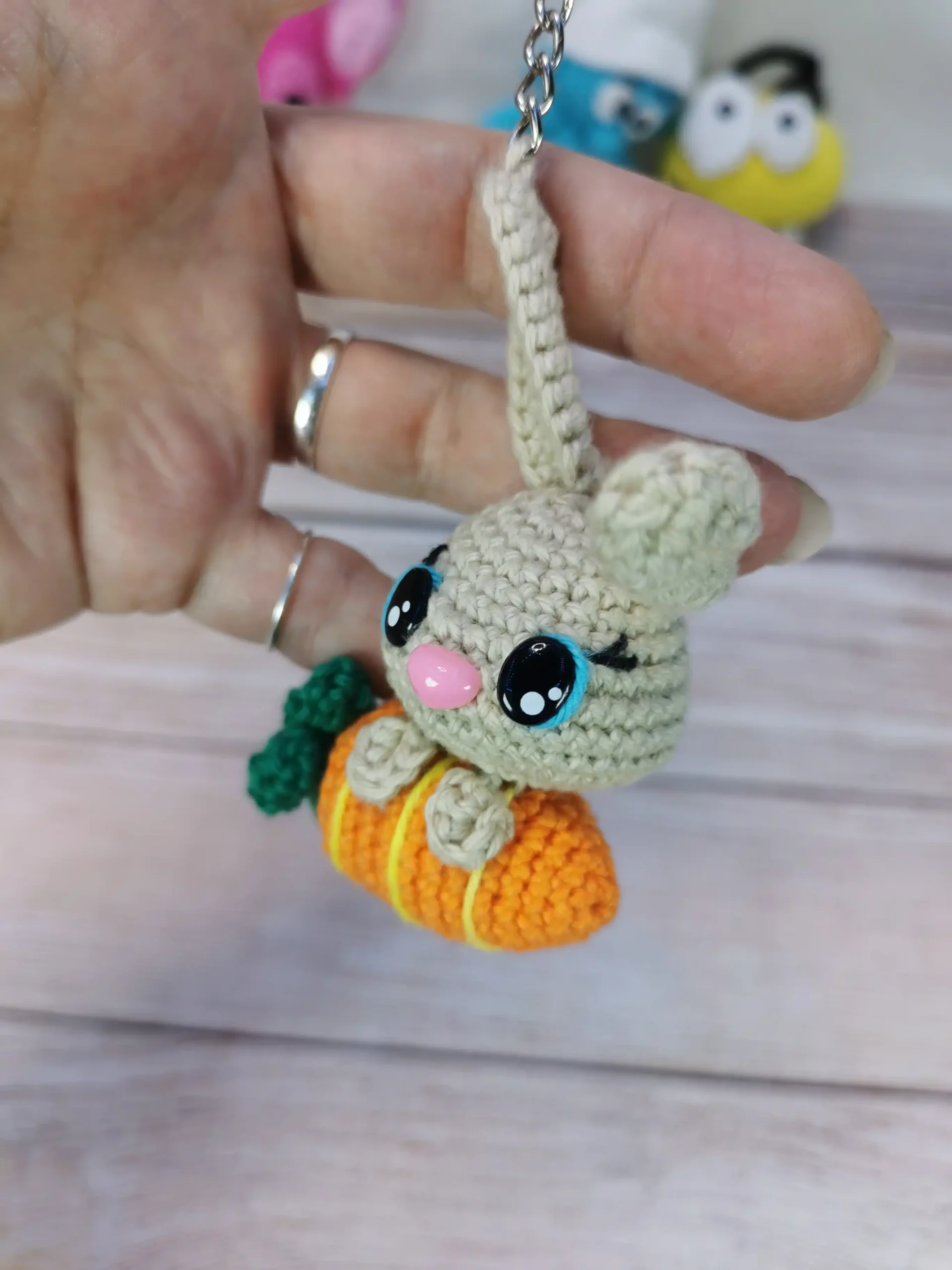 porte clé lapin et sa carotte fait main au crochet par La Mu's heure