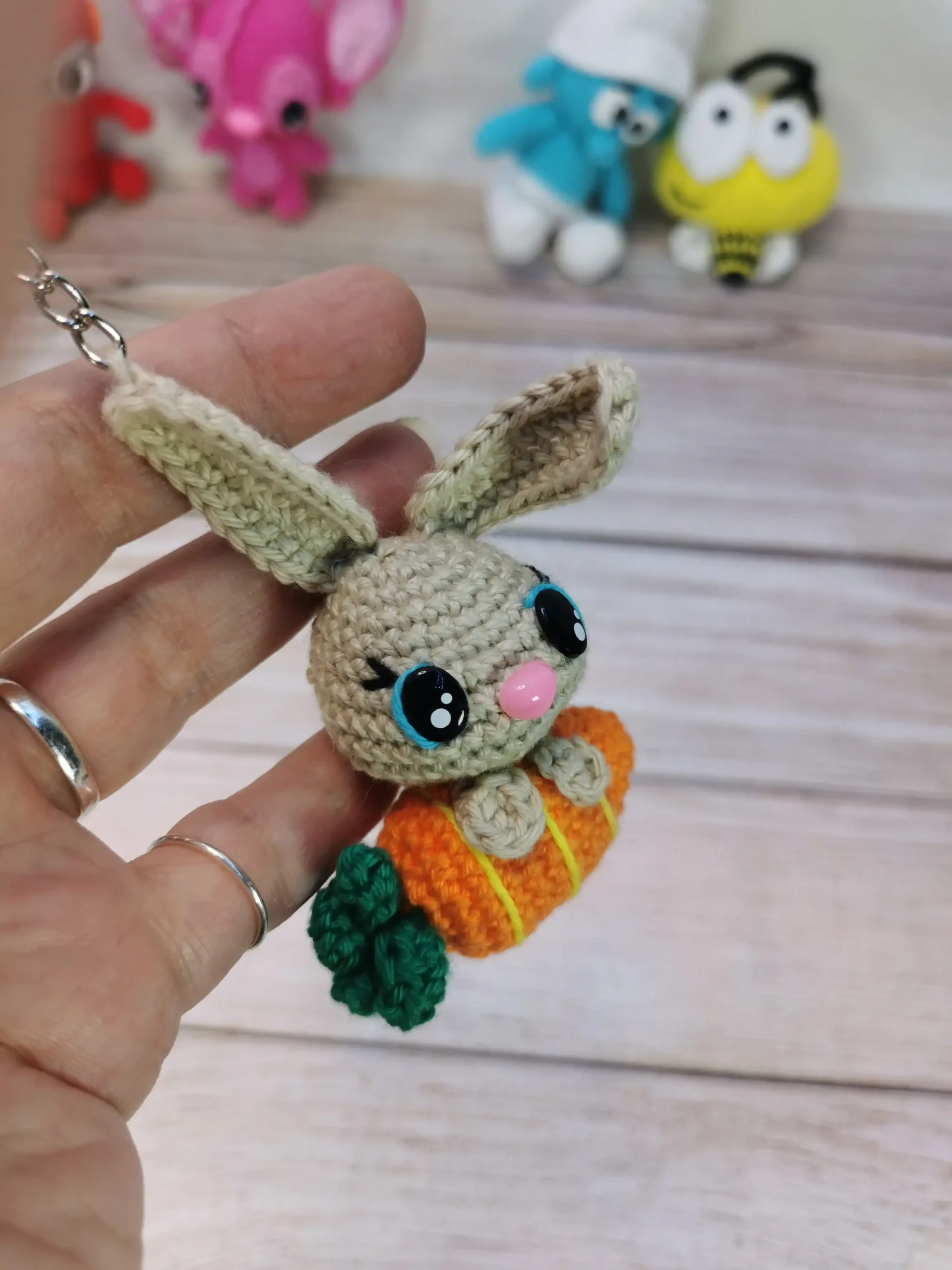 porte clé lapin et sa carotte fait main au crochet par La Mu's heure