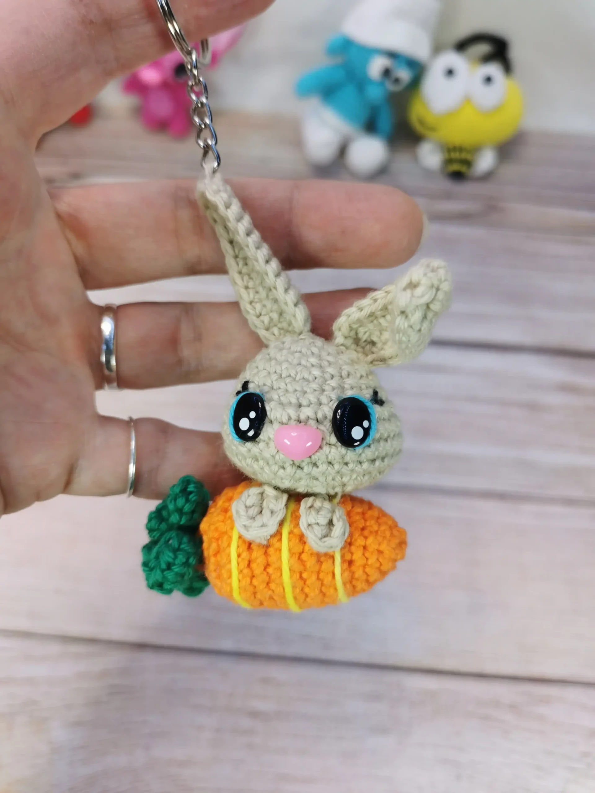 porte clé lapin et sa carotte fait main au crochet par La Mu's heure