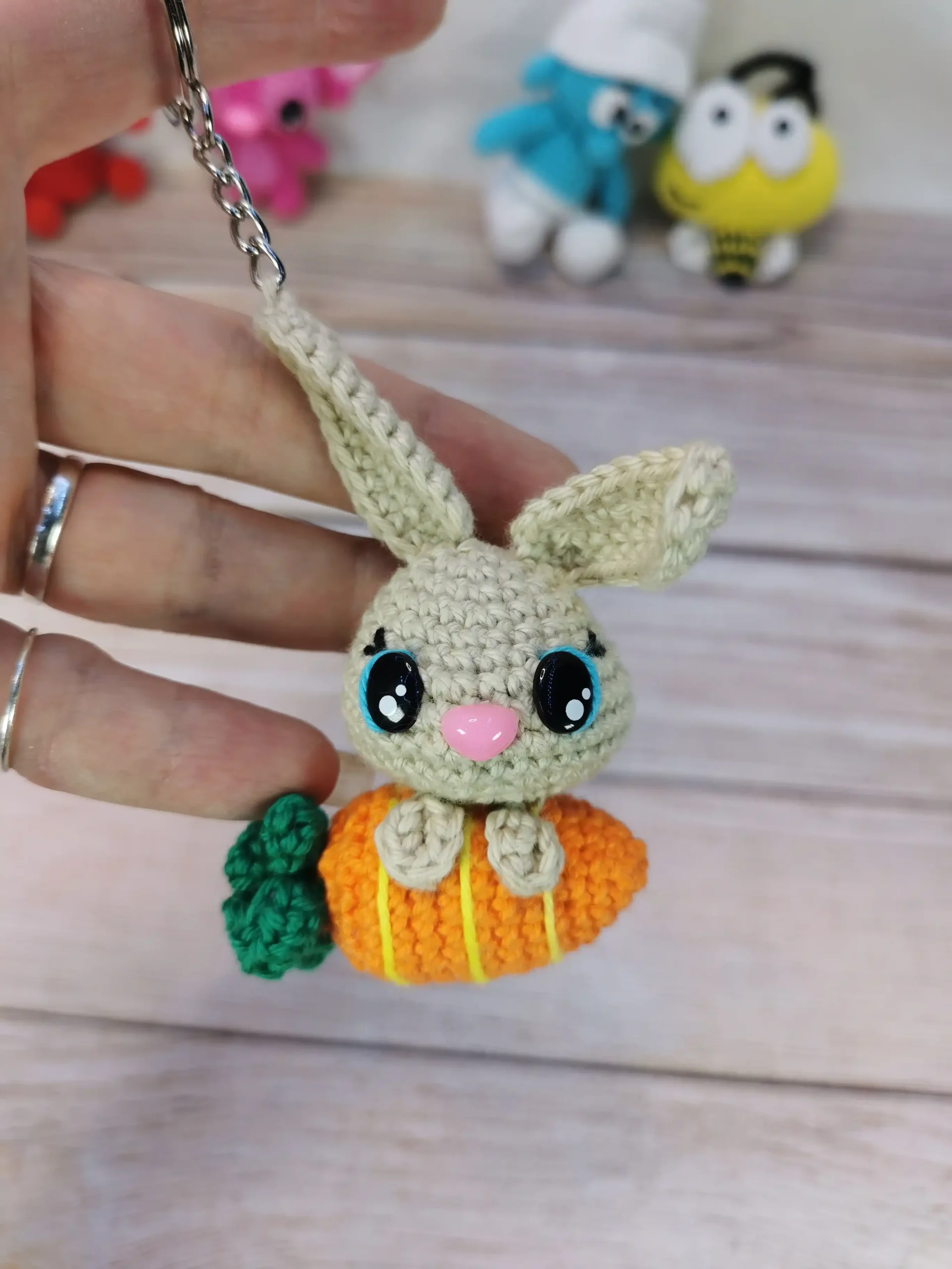 porte clé lapin et sa carotte fait main au crochet par La Mu's heure