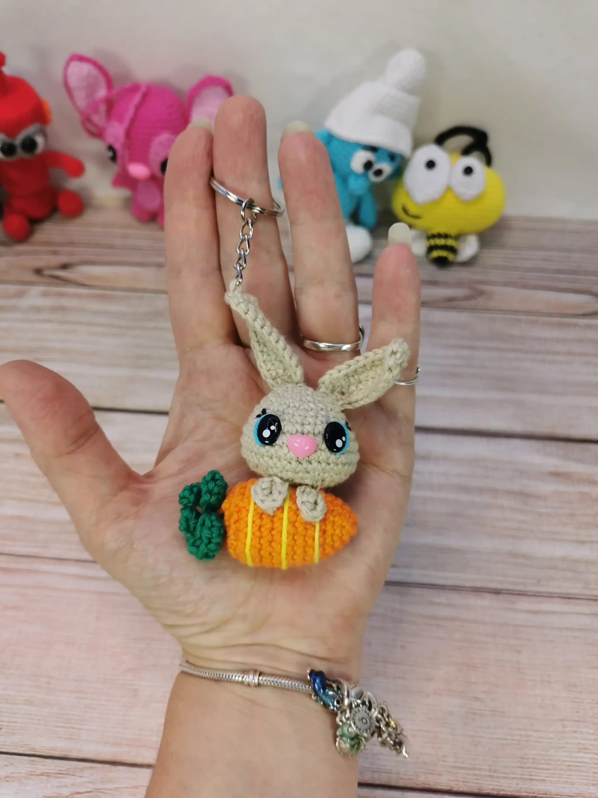 porte clé lapin et sa carotte fait main au crochet par La Mu's heure