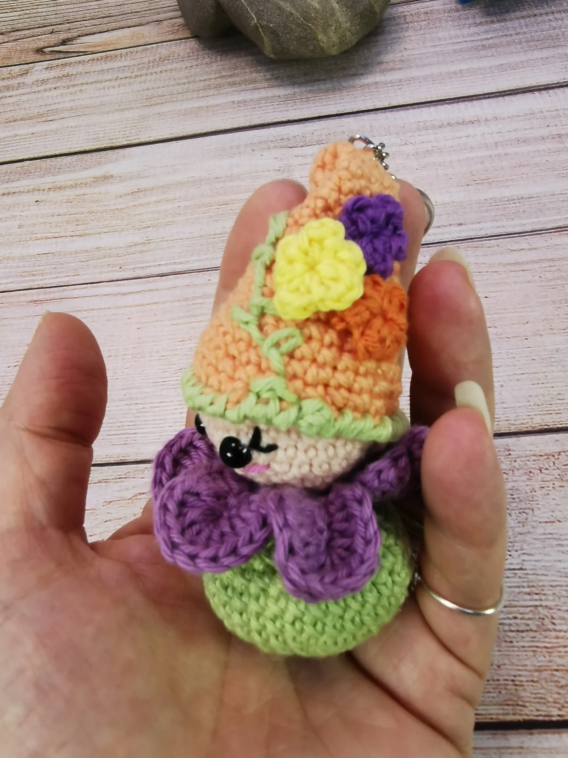 Lucky, le lutin porte-bonheur, amigurumi kawaii fait main au crochet. Dimensions : 8 cm de hauteur, 4 cm de large. Garniture sûre et non toxique.