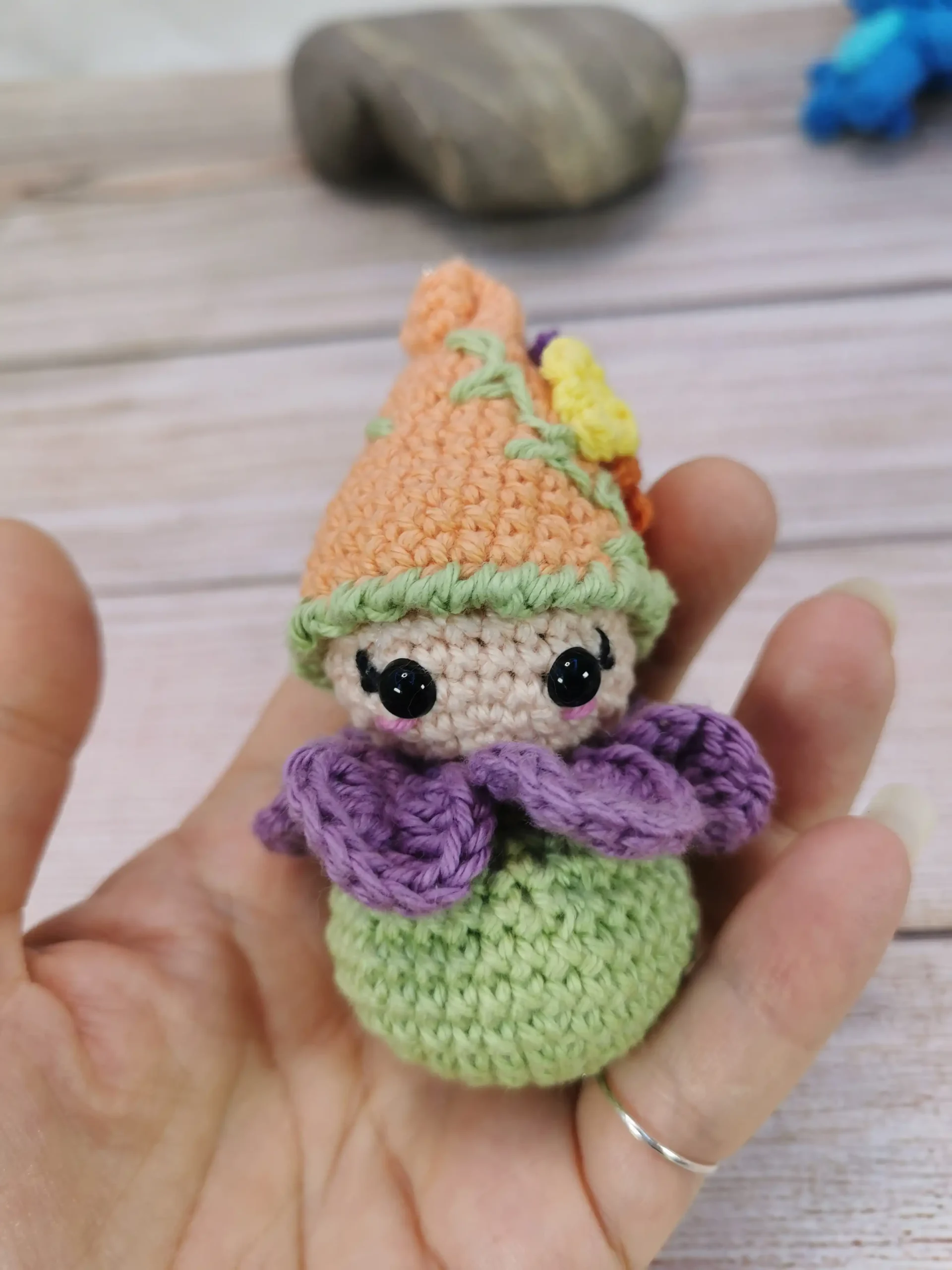 Lucky, le lutin porte-bonheur, amigurumi kawaii fait main au crochet. Dimensions : 8 cm de hauteur, 4 cm de large. Garniture sûre et non toxique.