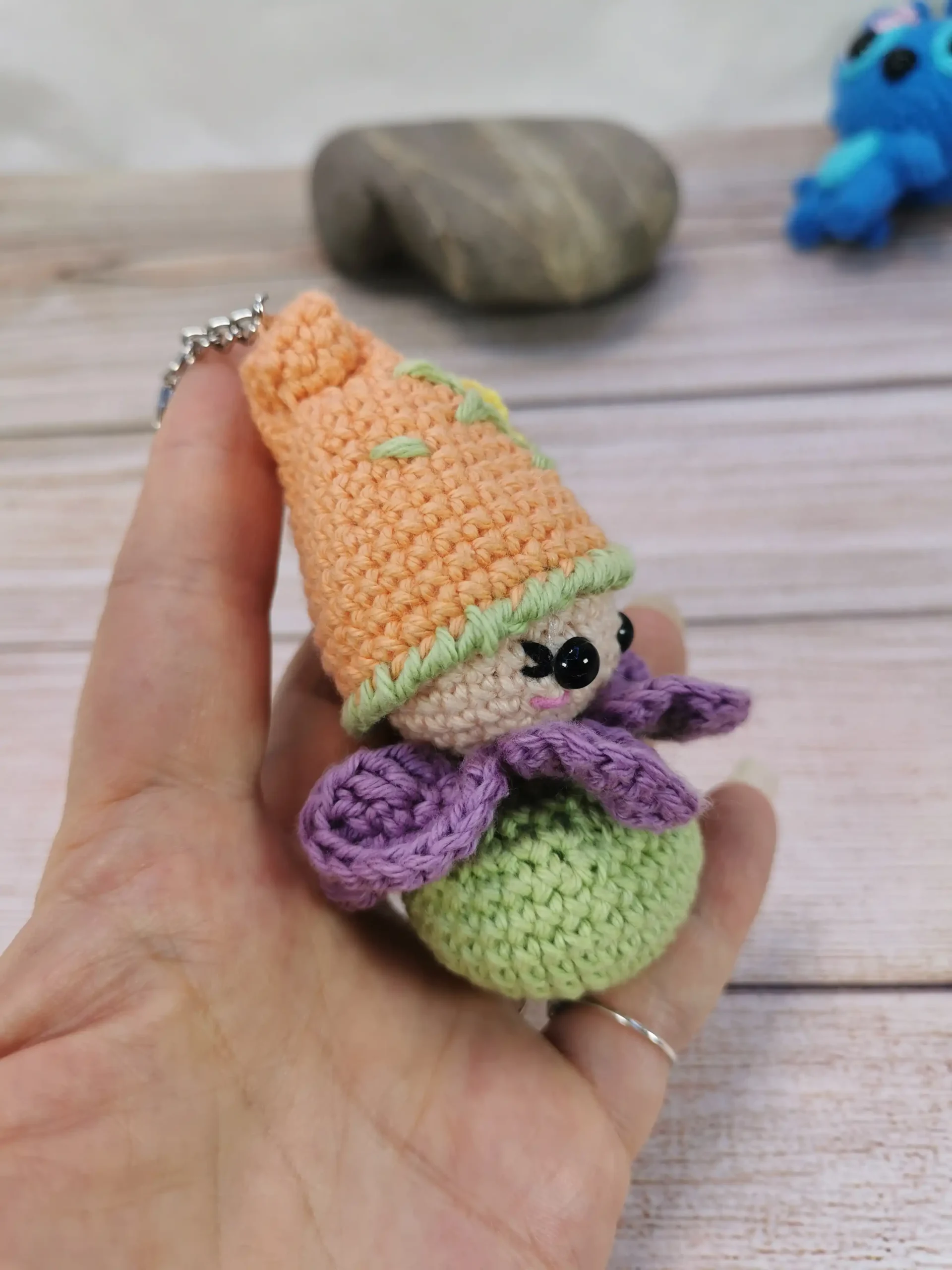 Lucky, le lutin porte-bonheur, amigurumi kawaii fait main au crochet. Dimensions : 8 cm de hauteur, 4 cm de large. Garniture sûre et non toxique.
