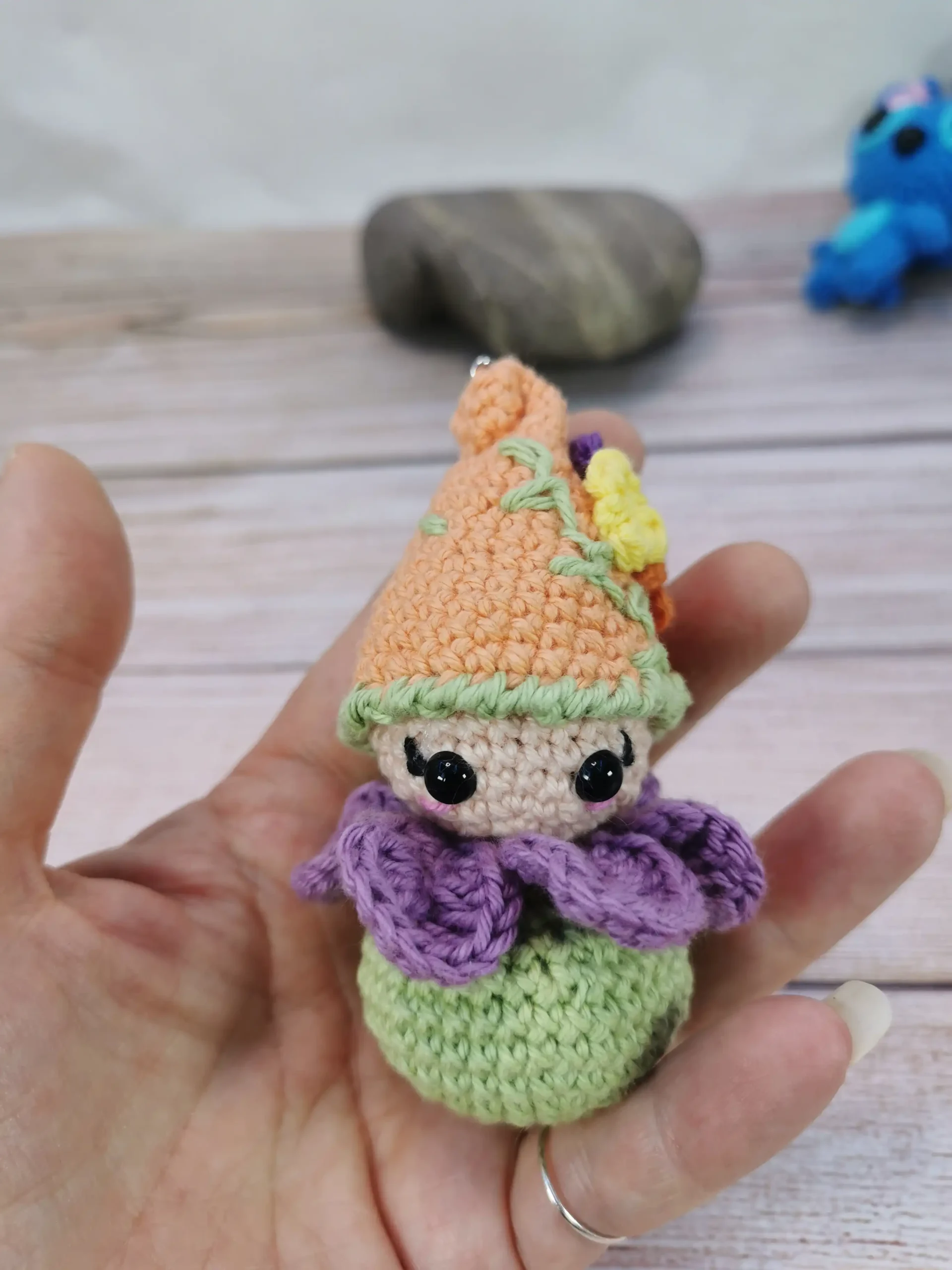 Lucky, le lutin porte-bonheur, amigurumi kawaii fait main au crochet. Dimensions : 8 cm de hauteur, 4 cm de large. Garniture sûre et non toxique.