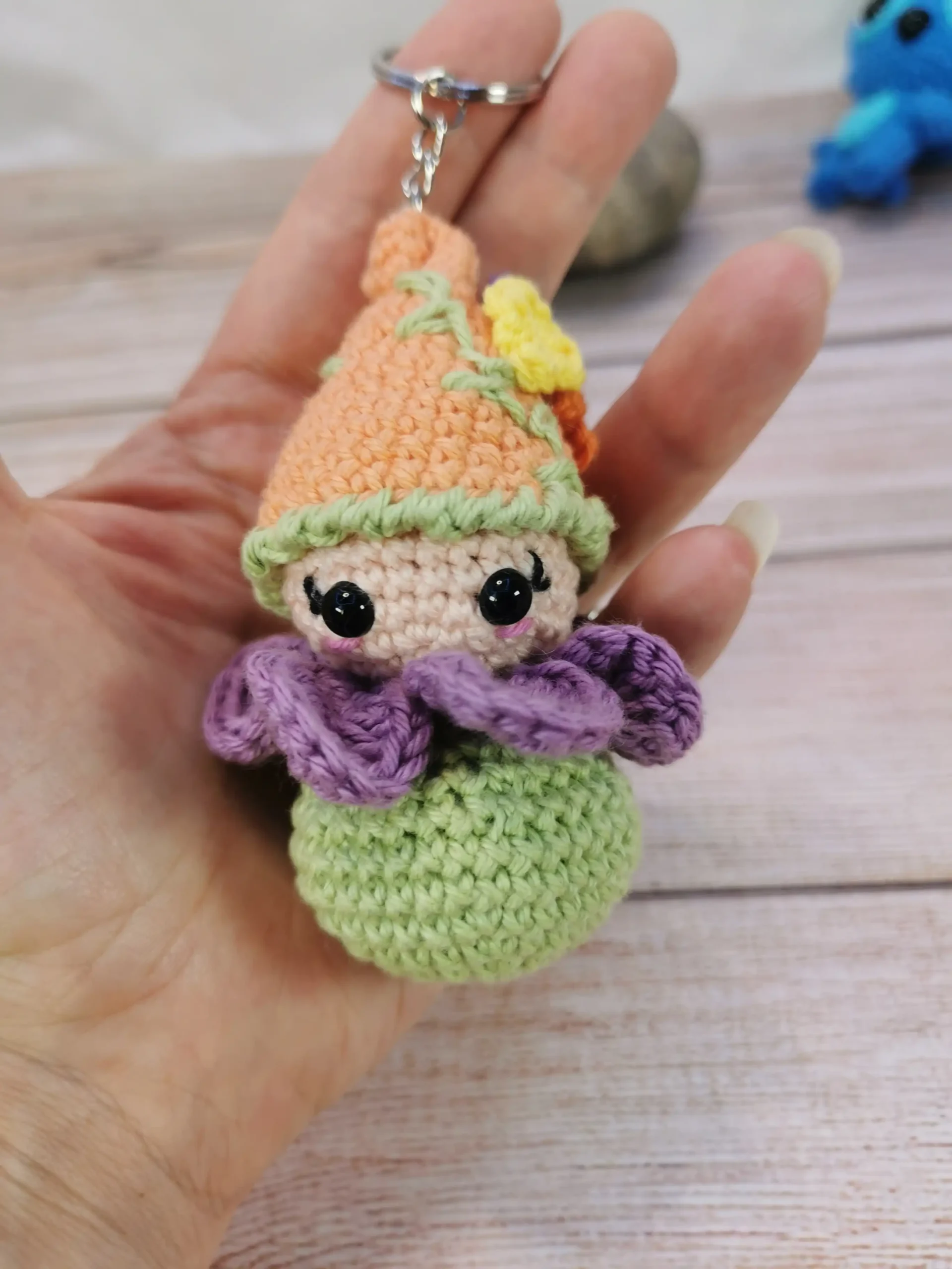 Lucky, le lutin porte-bonheur, amigurumi kawaii fait main au crochet. Dimensions : 8 cm de hauteur, 4 cm de large. Garniture sûre et non toxique.