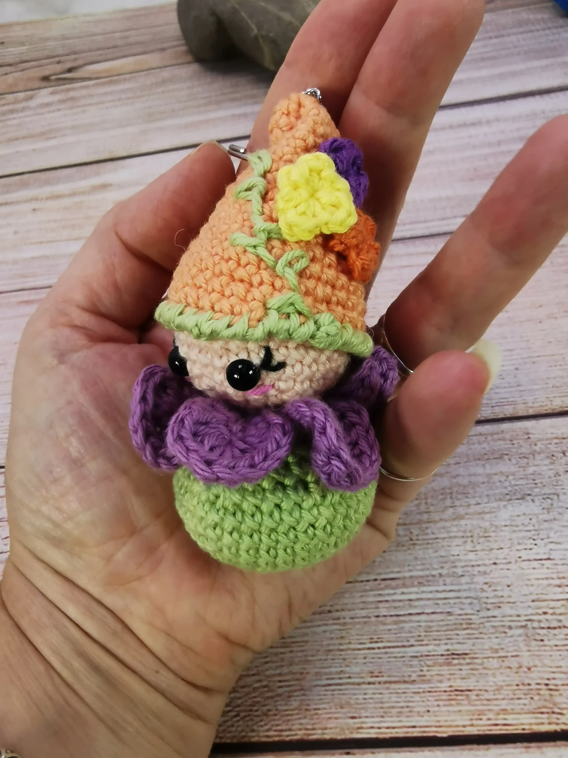 Lucky, le lutin porte-bonheur, amigurumi kawaii fait main au crochet. Dimensions : 8 cm de hauteur, 4 cm de large. Garniture sûre et non toxique.