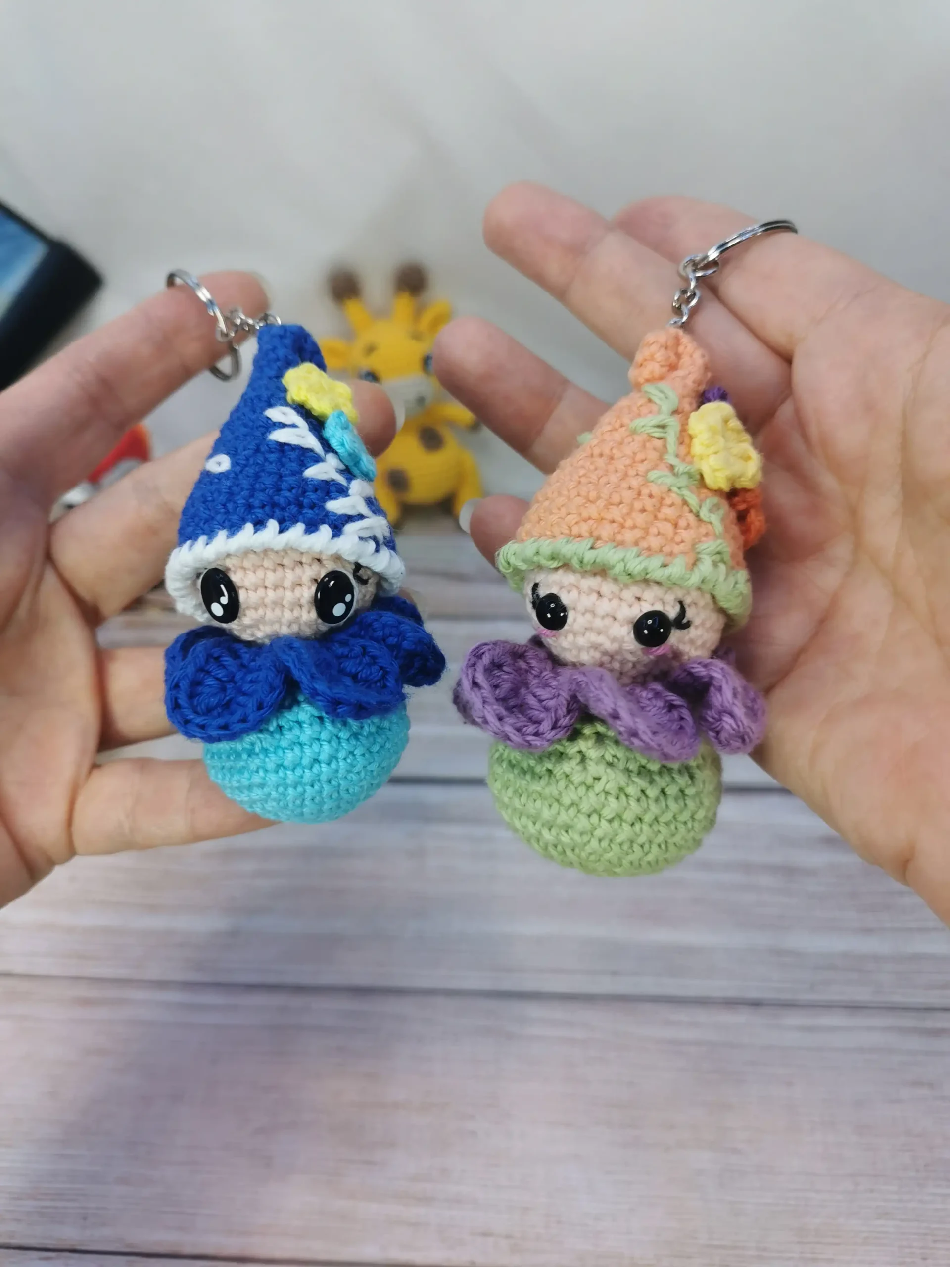 Lucky, le lutin porte-bonheur, amigurumi kawaii fait main au crochet.