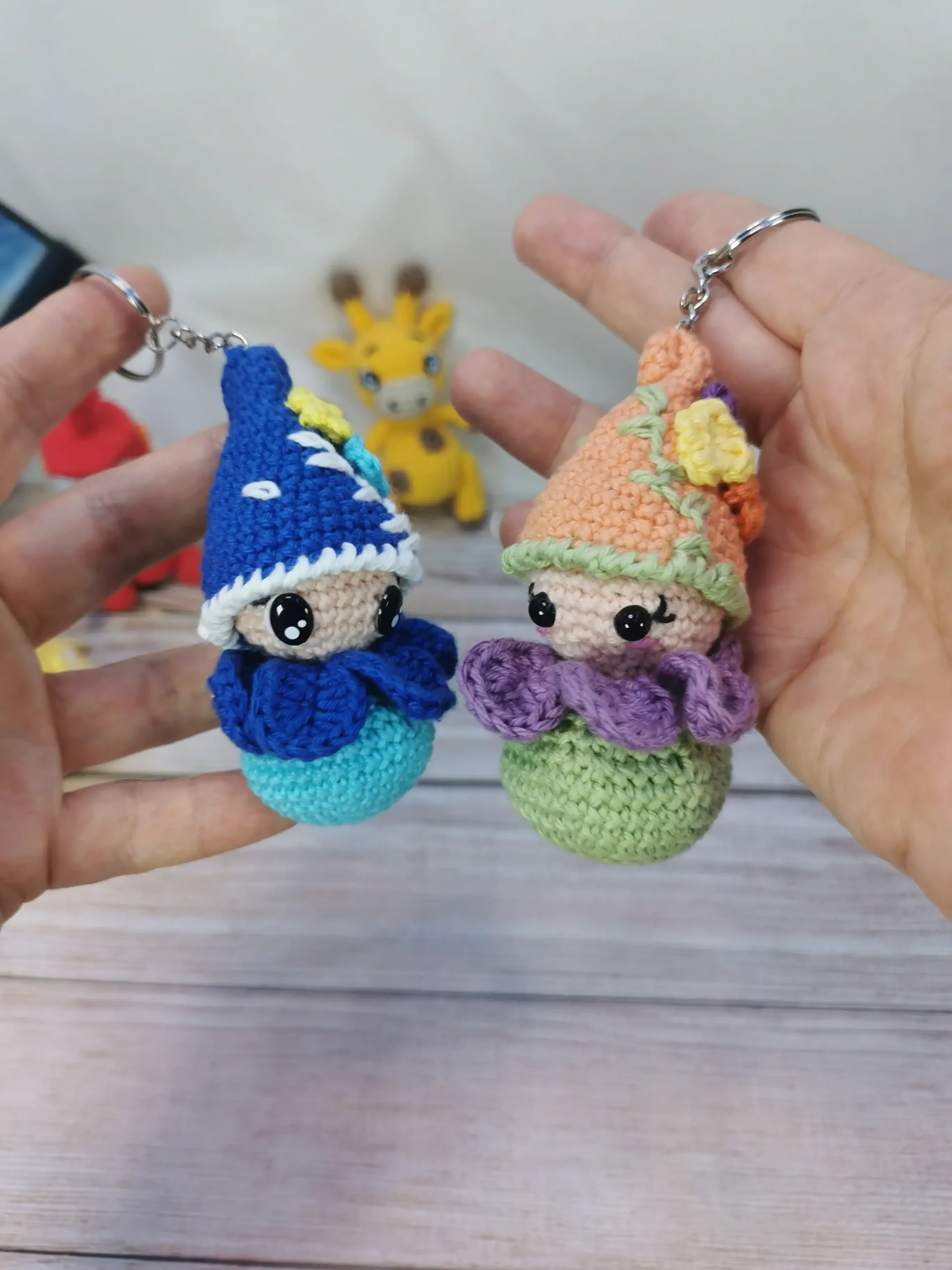 Lucky, le lutin porte-bonheur, amigurumi kawaii fait main au crochet.