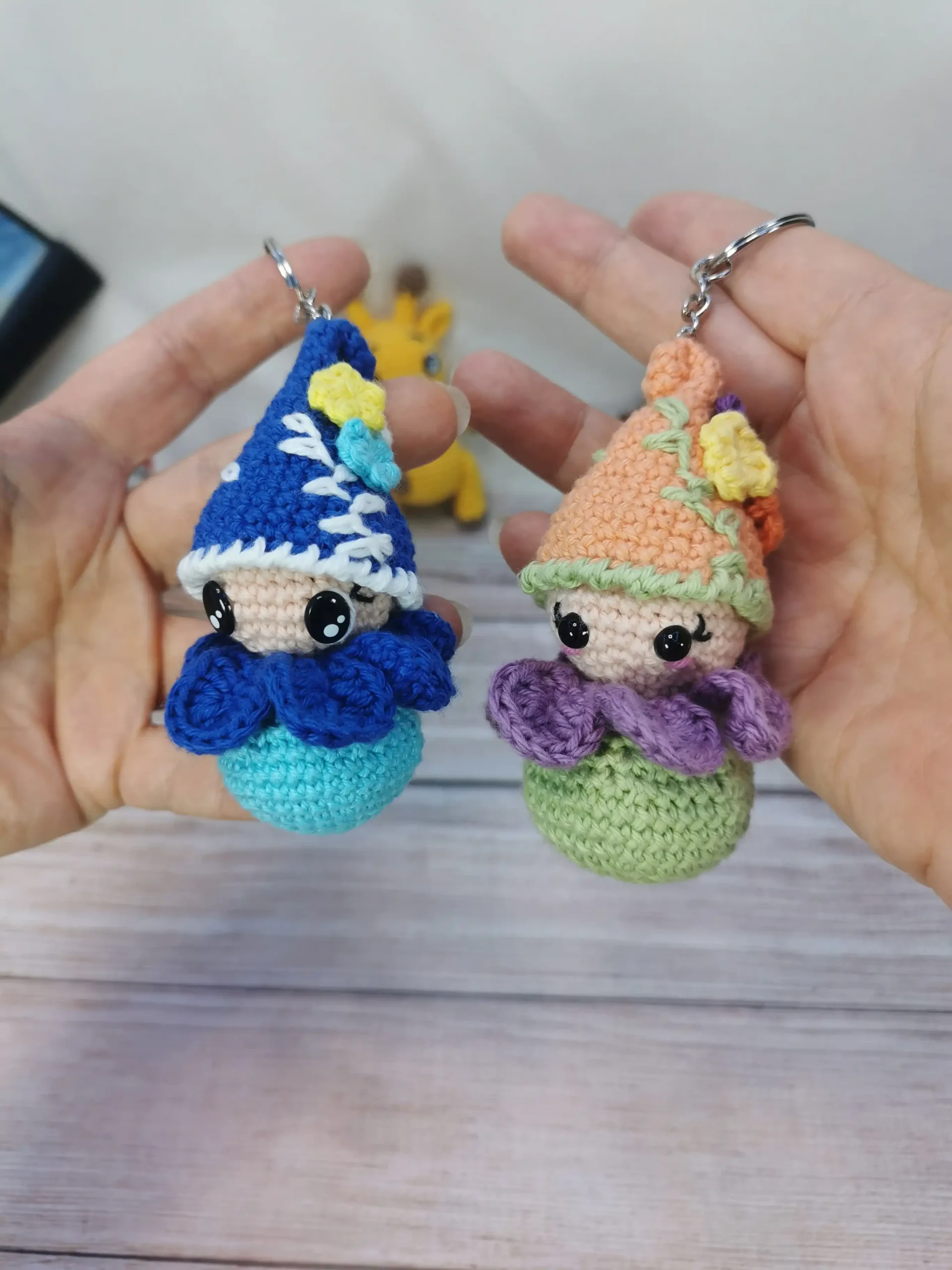 Lucky, le lutin porte-bonheur, amigurumi kawaii fait main au crochet.