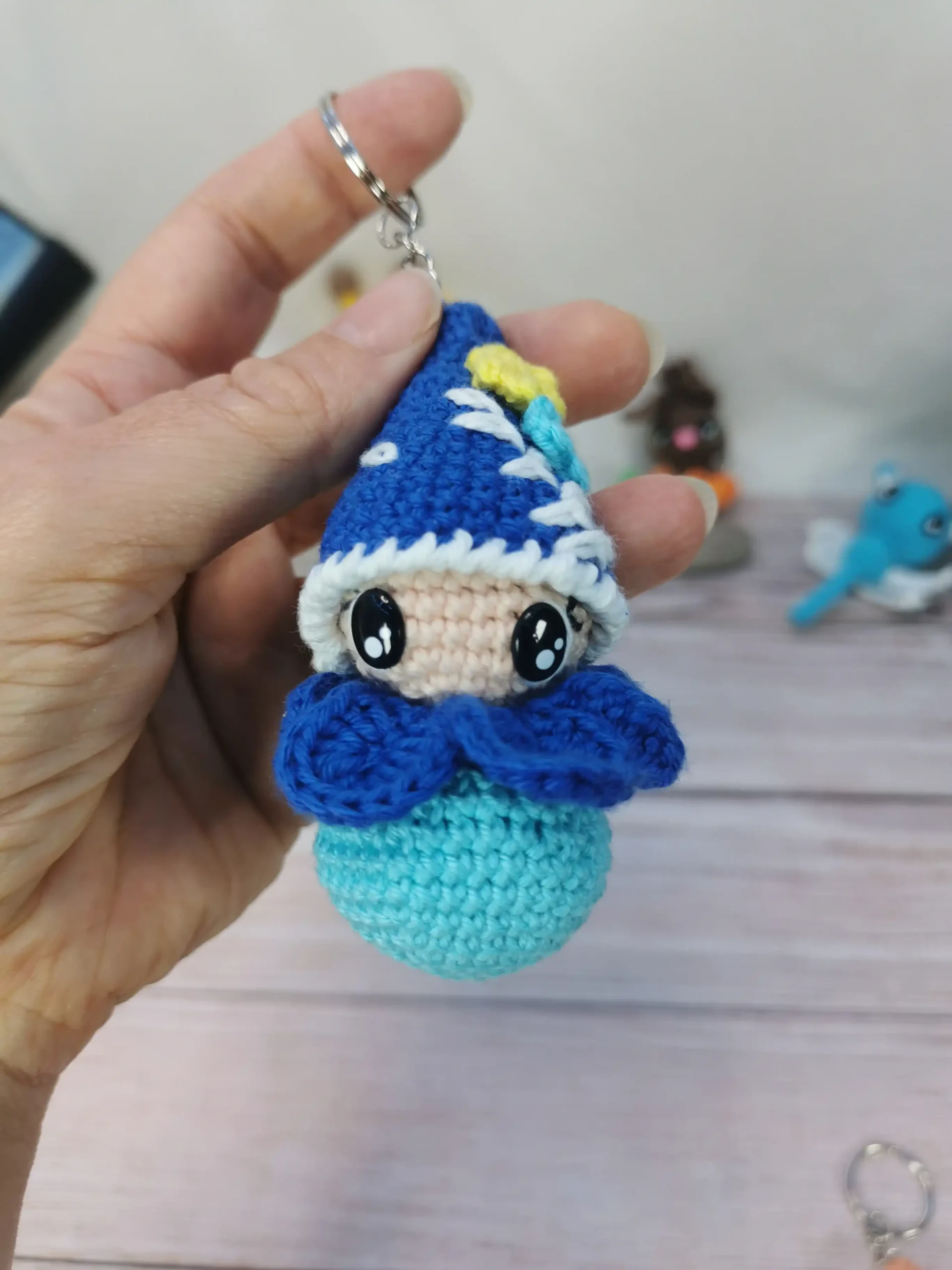 Lucky, le lutin porte-bonheur, amigurumi kawaii fait main au crochet.