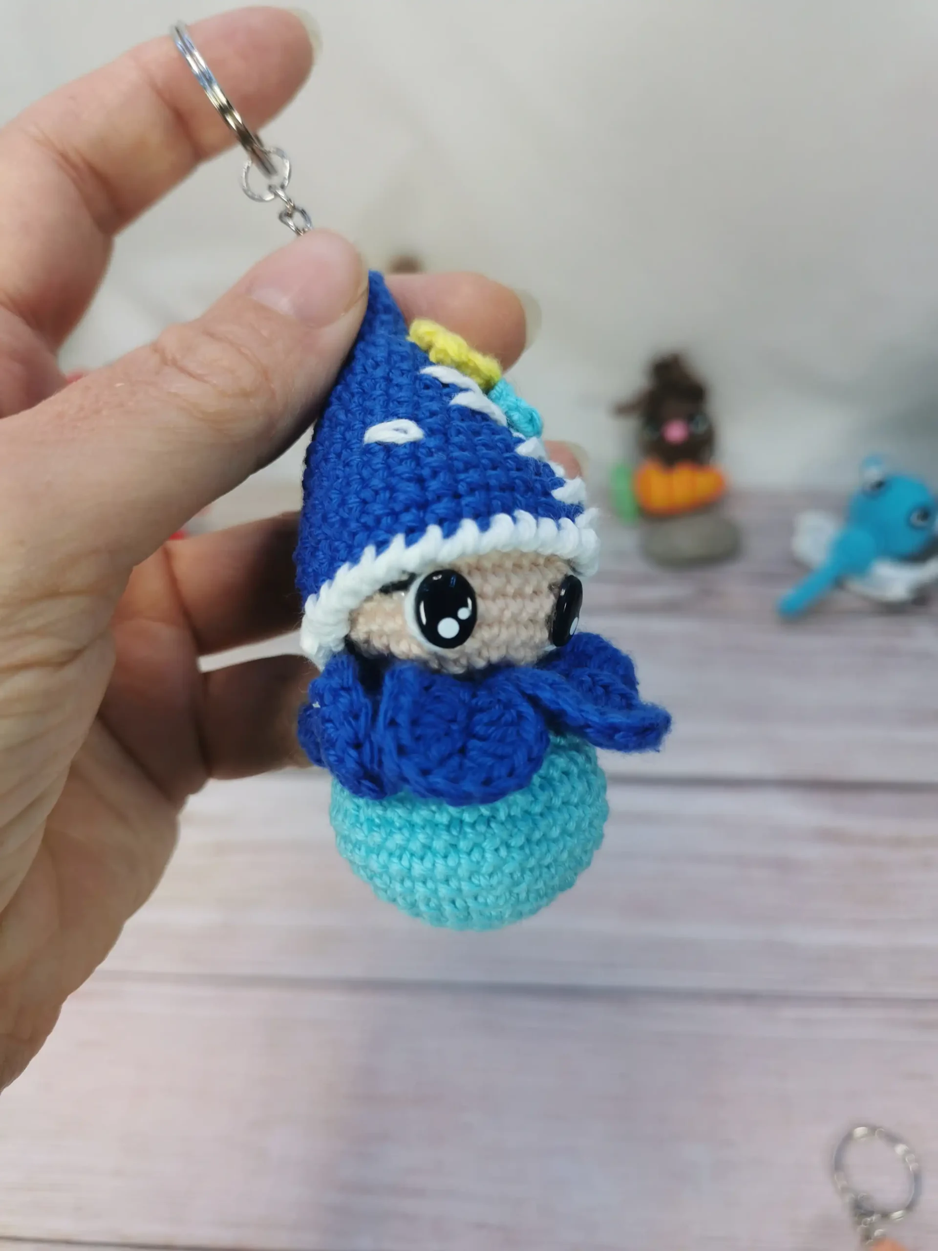 Lucky, le lutin porte-bonheur, amigurumi kawaii fait main au crochet.
