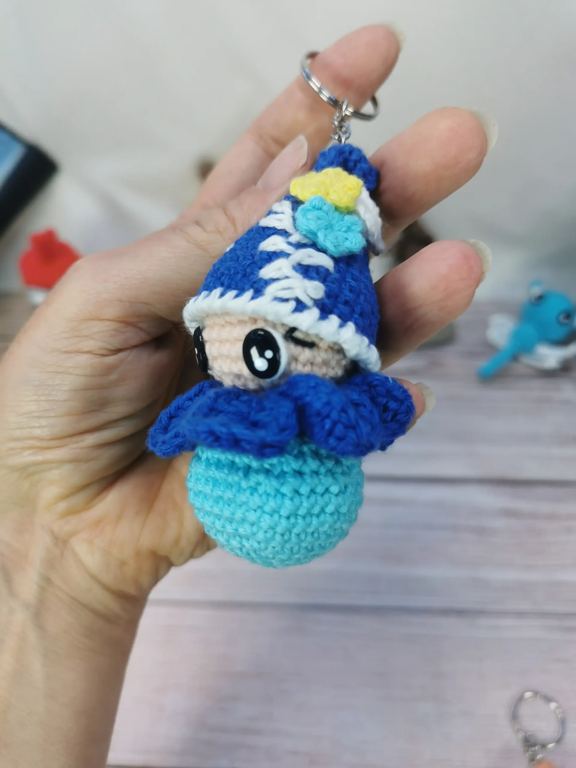 Lucky, le lutin porte-bonheur, amigurumi kawaii fait main au crochet.