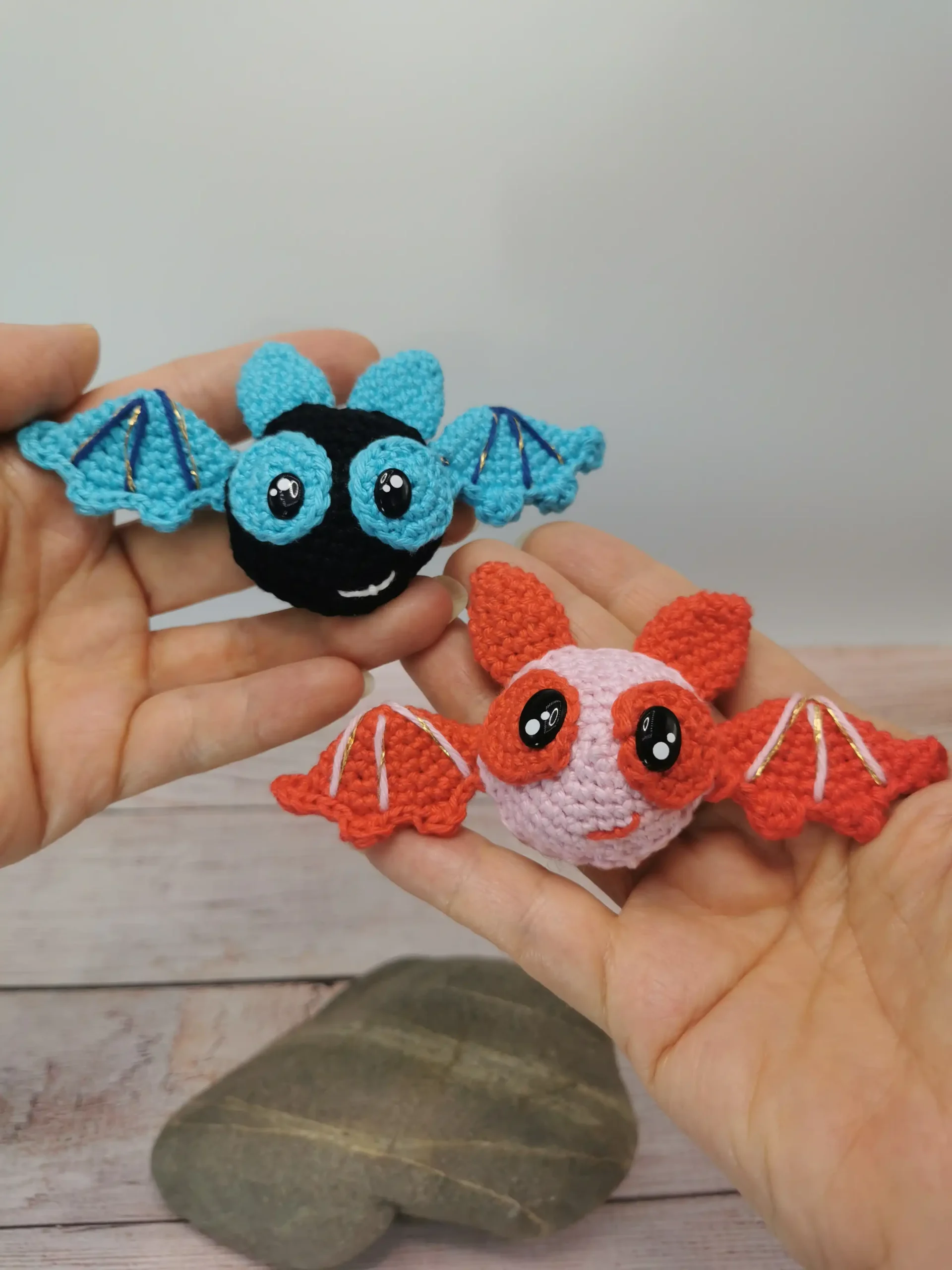 magnet chauve-souris amigurumi fait main au crochet par La Mu's heure