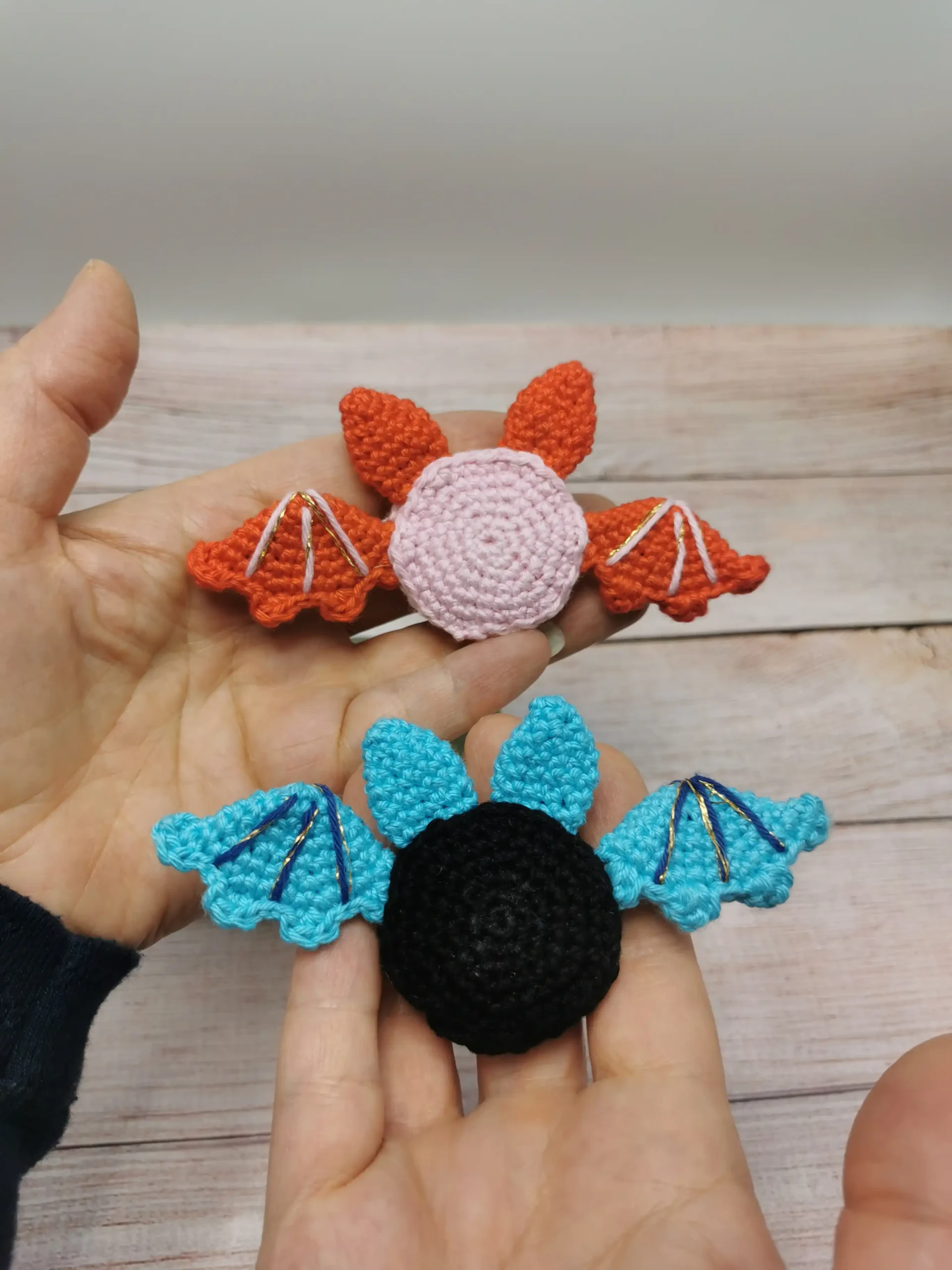 magnet chauve-souris amigurumi fait main au crochet par La Mu's heure